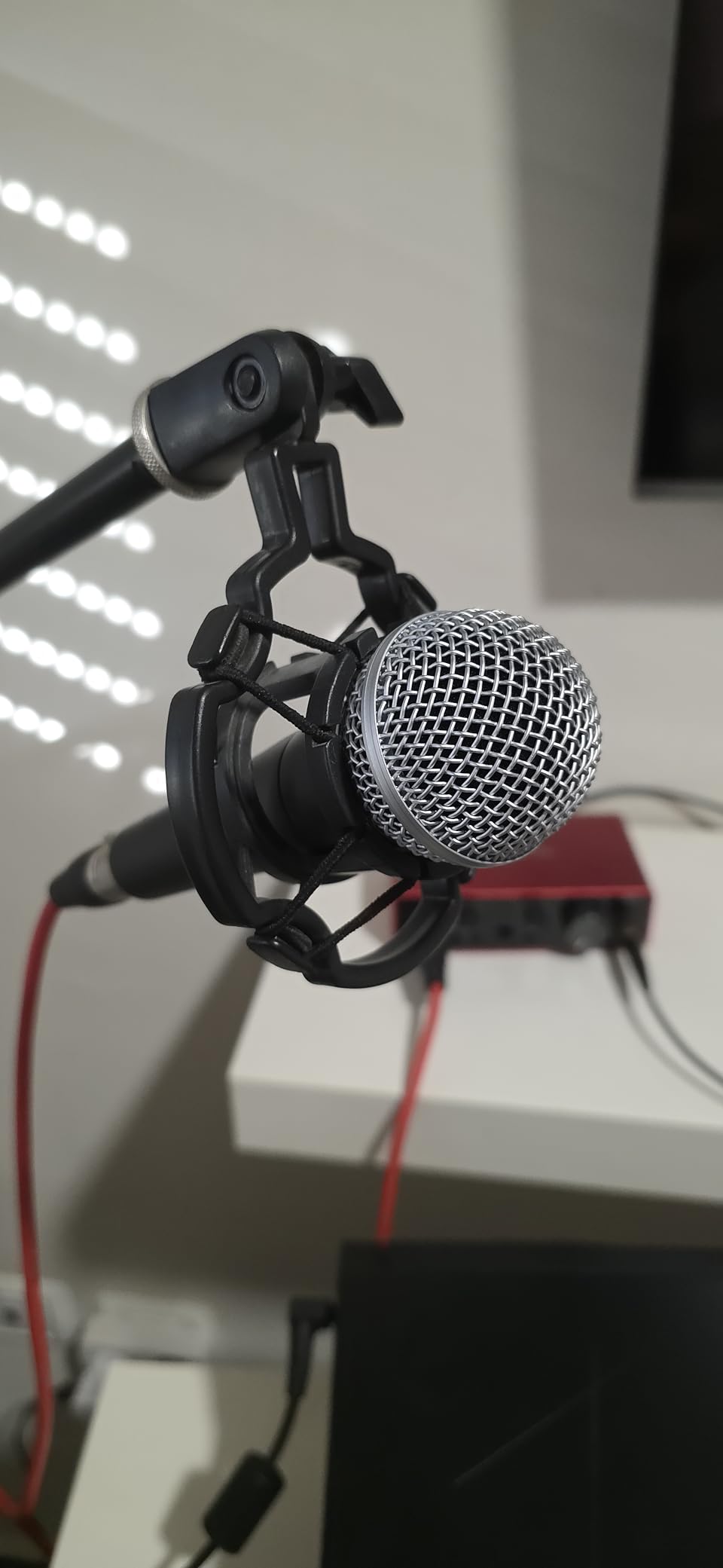 Shure SM58-LC Dynamic Vocal Microphone – Professional Handheld Cardioid XLR Mic for Singing, Live Performance, Studio Recording, Podcast & Broadcast, Black customer photo 2