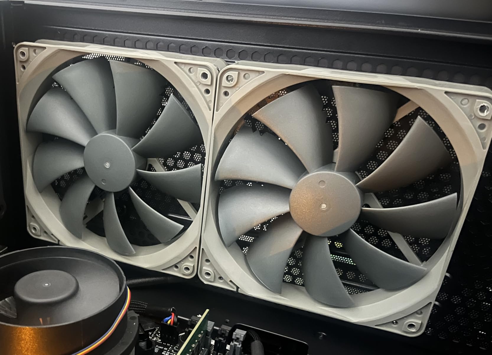 Noctua NF-P14s redux-1500 PWM, High Performance Cooling Fan, 4-Pin, 1500 RPM (140mm, Grey) customer photo 1