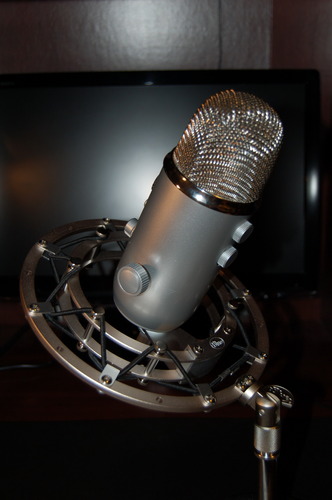 Logitech Creators Blue Yeti USB Microphone for PC, Mac, Gaming, Streaming, Podcasting, Studio and Computer Condenser Mic with Blue VO!CE Effects, 4 Pickup Patterns, Plug and Play - Midnight Blue customer photo 1