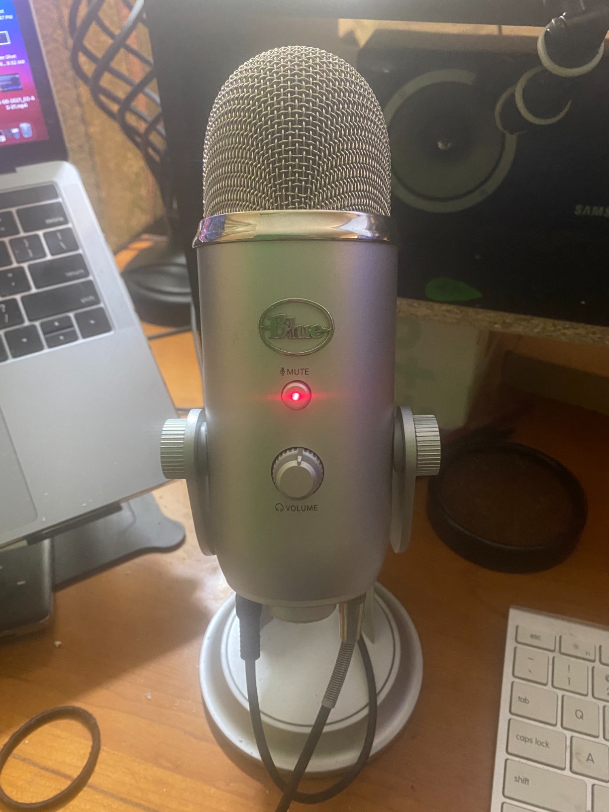Logitech Creators Blue Yeti USB Microphone for PC, Mac, Gaming, Streaming, Podcasting, Studio and Computer Condenser Mic with Blue VO!CE Effects, 4 Pickup Patterns, Plug and Play - Midnight Blue customer photo 2