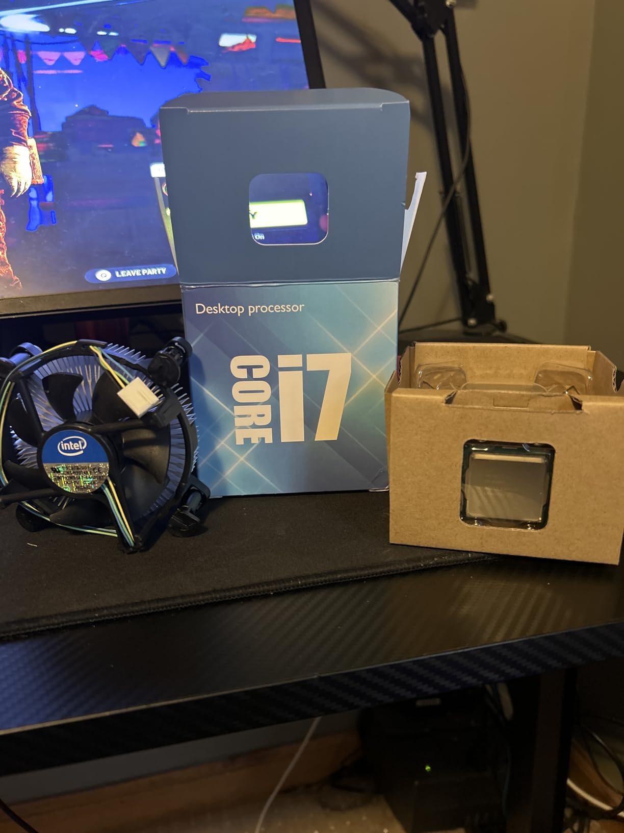 Intel Core i7-9700K Desktop Processor 8 Cores up to 4.9 GHz Turbo unlocked LGA1151 300 Series 95W customer photo 1