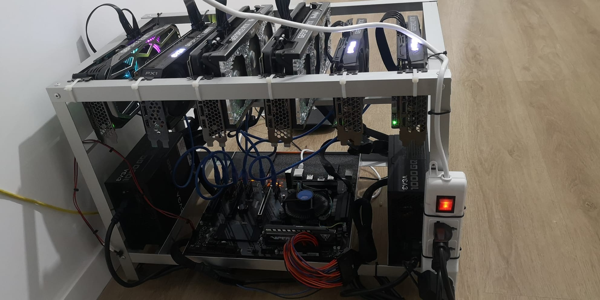 GIGABYTE Z390 UD (LGA 1151 (300 Series) Intel Z390 SATA 6Gb/s ATX Intel Motherboard for Cryptocurrency Mining with Above 4G Decoding, 6 x PCIe Slots) customer photo 2