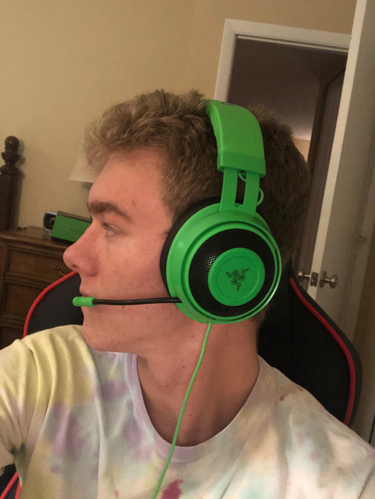 Razer Kraken Gaming Headset: Lightweight Aluminum Frame - Retractable Noise Isolating Microphone - for PC, PS4, PS5, Switch, Xbox One, Xbox Series X & S, Mobile - 3.5 mm Headphone Jack - Black/Blue customer photo 2