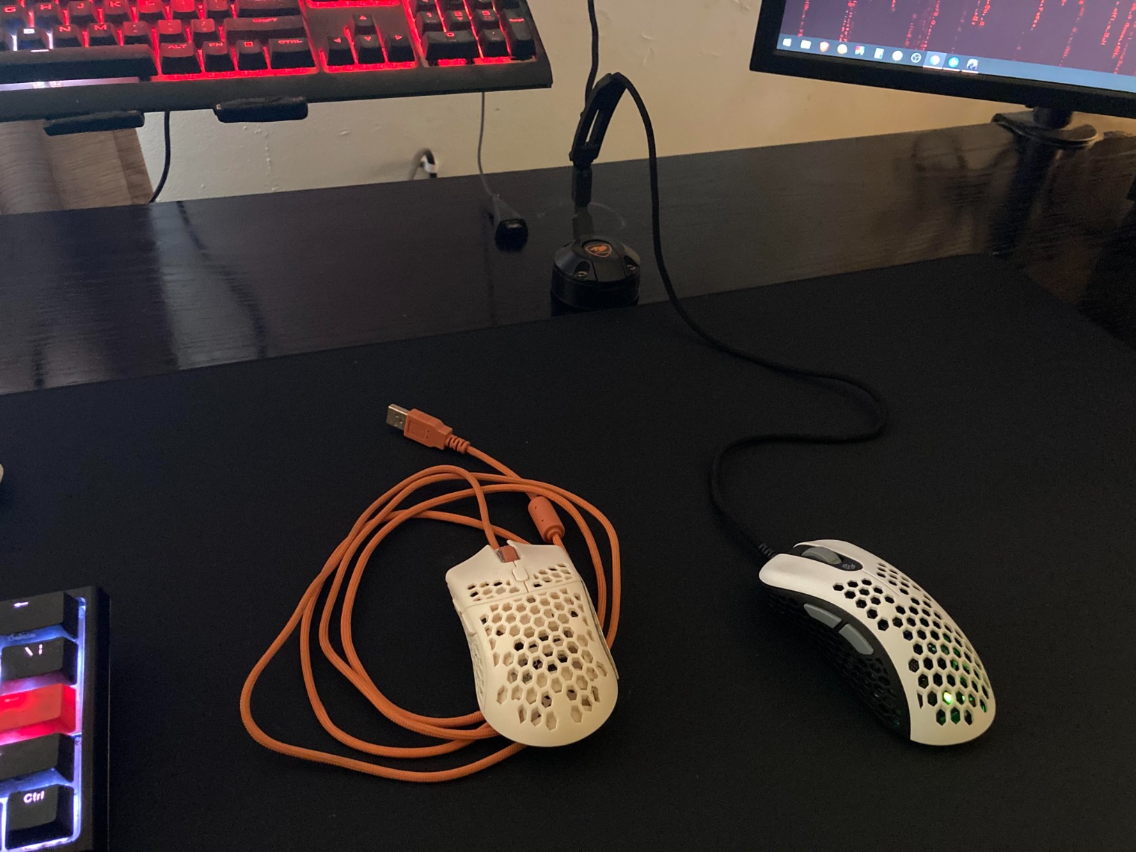 Gwolves Skoll Mini SK-S 50g Ultralight Weight Honeycomb Design Ergonomic Wired Gaming Mouse with 3389 Sensor - PTFE Skates - 16,000DPI - Detachable Cable (White) customer photo 1