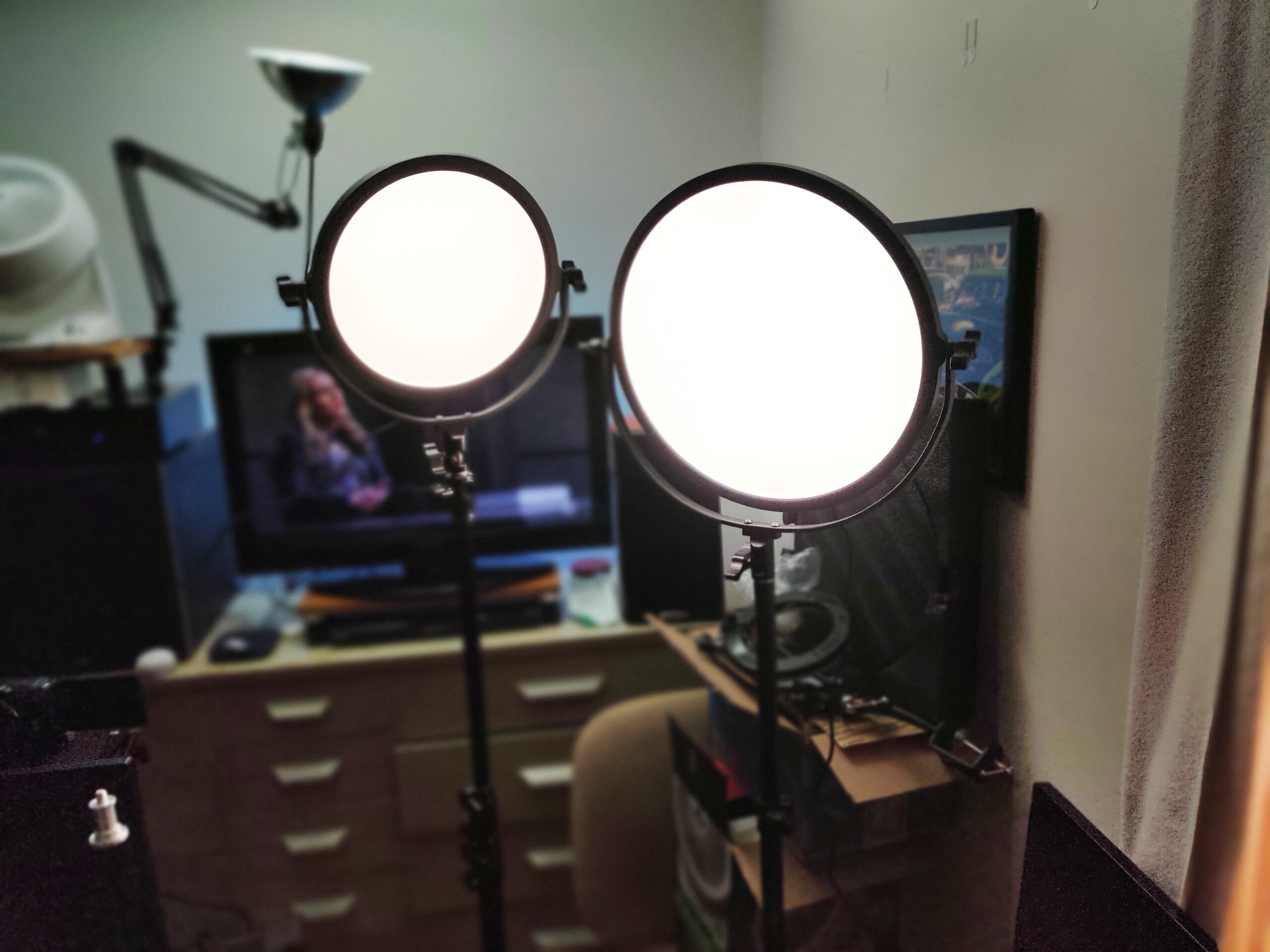 GVM Desk Mount LED Video Light, 10'' Round Key Light with Built-in Diffuser and LCD Display, Bi-Color Professional Light for Game/Studio/Streaming/YouTube Video Shooting, APP Control CRI 97+ customer photo 1