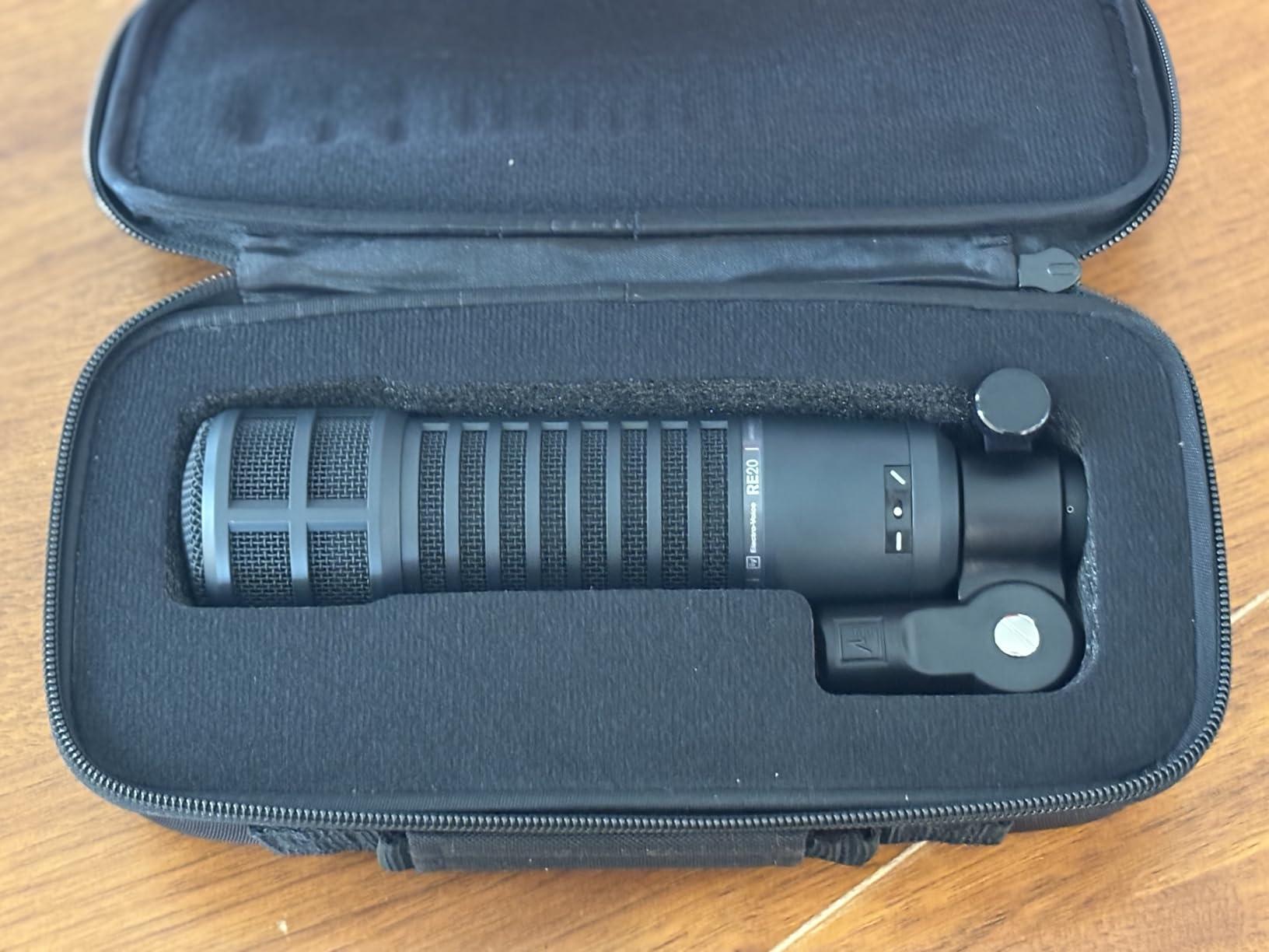 Electro-Voice RE20-BLACK Dynamic Broadcast Announcer Microphone, Black (RE20) – Variable-D Studio Mic for Podcasting, Radio, Voice-Over customer photo 1