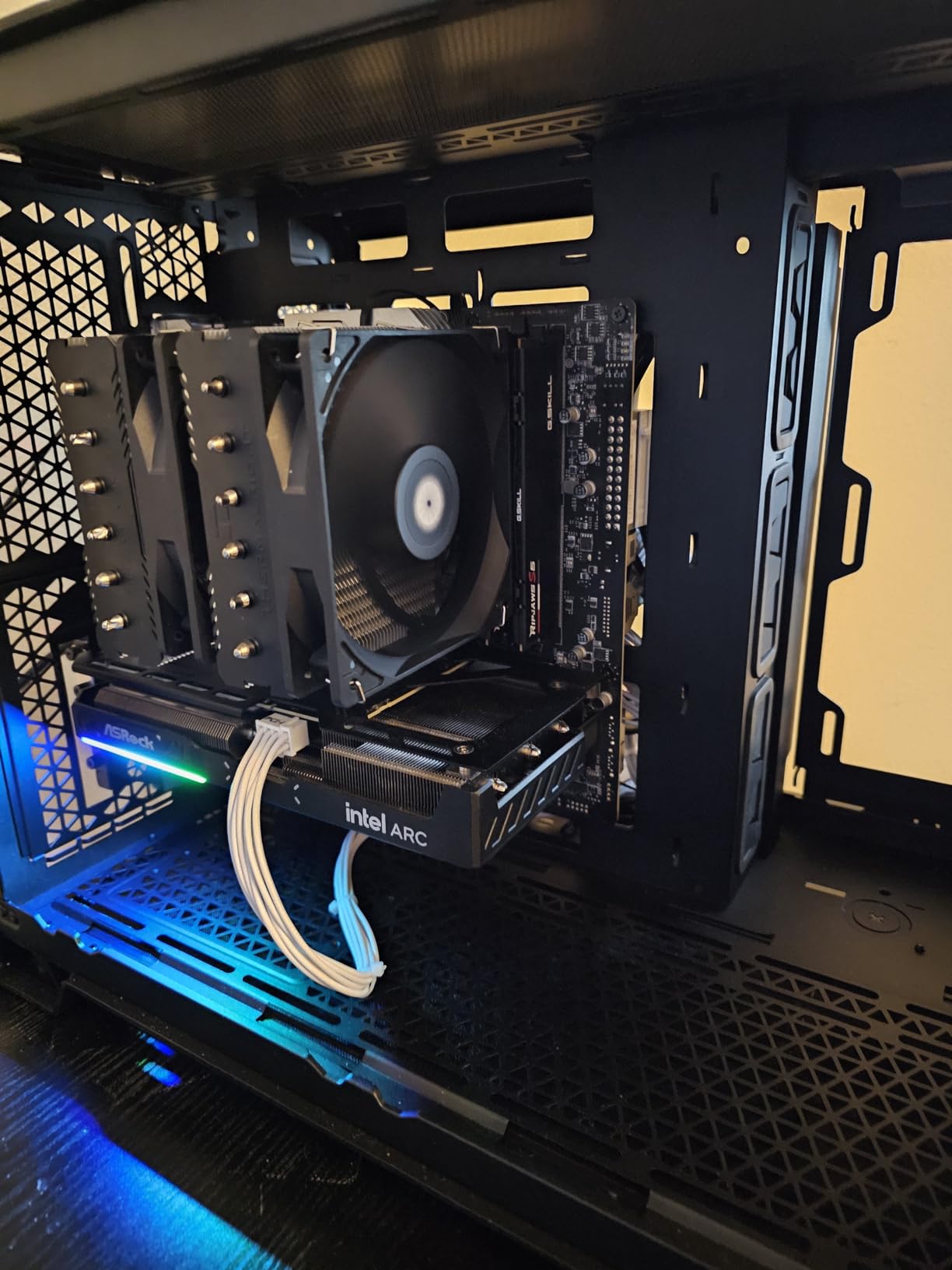 Intel Core i5-12600KF Desktop Processor 10 (6P+4E) Cores up to 4.9 GHz Unlocked LGA1700 600 Series Chipset 125W customer photo 1