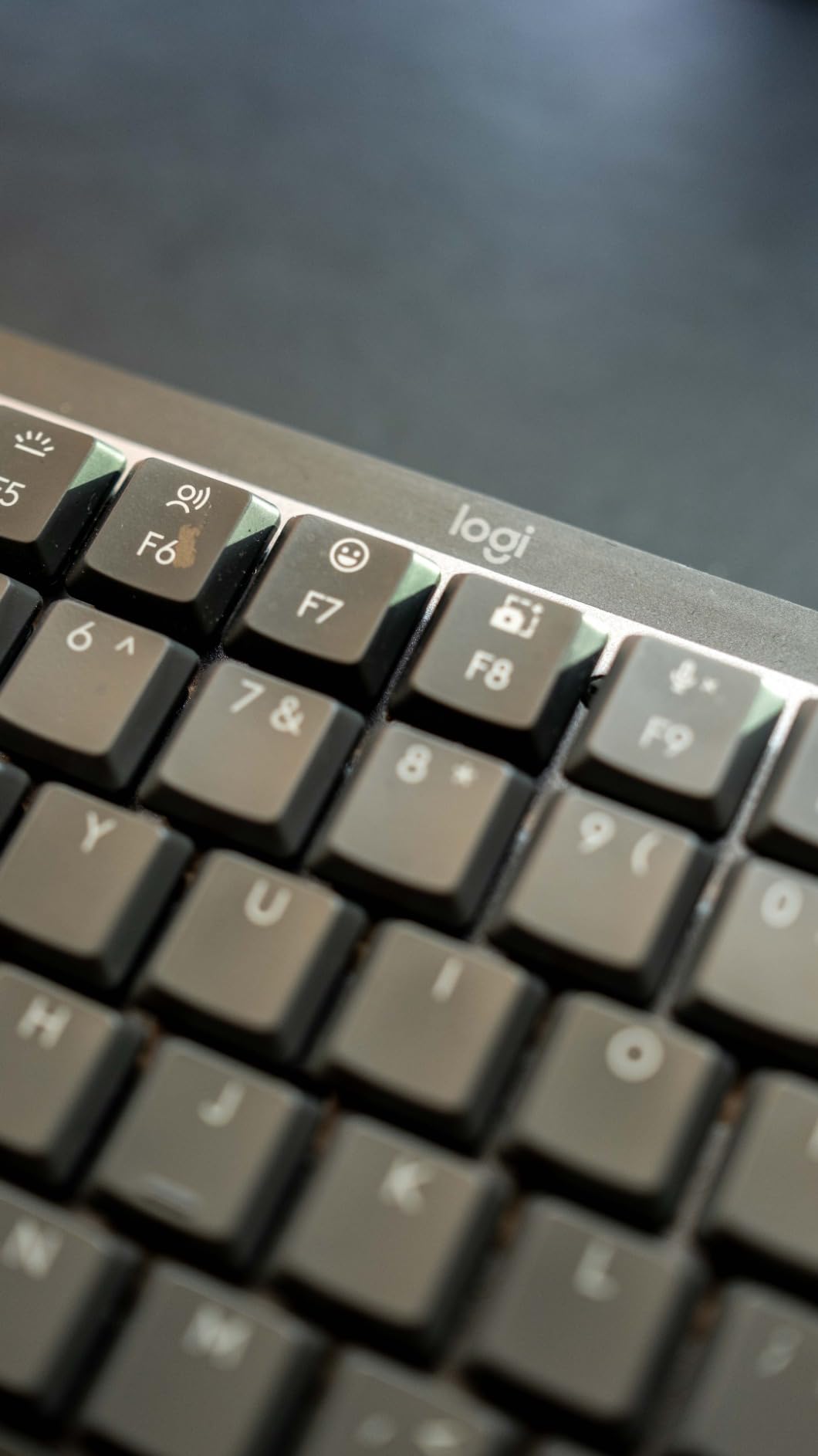 Logitech MX Mechanical Mini for Mac Wireless Illuminated Keyboard, Low-Profile Performance Switches, Tactile Quiet Keys, Backlit, Bluetooth, USB-C, Apple, iPad - Pale Grey customer photo 2