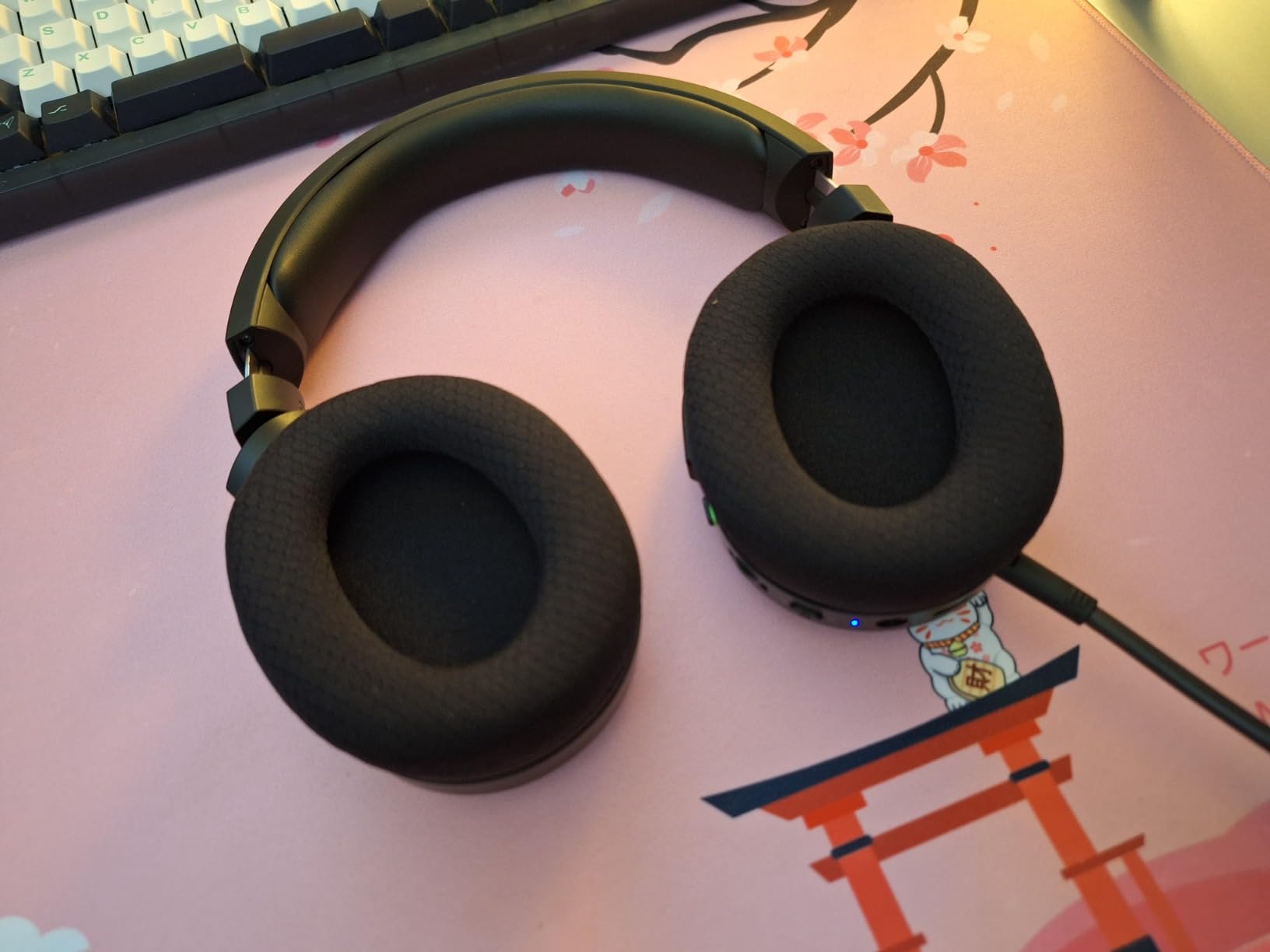 Razer Barracuda X Wireless Gaming & Mobile Headset (PC, PlayStation, Switch 2, Android, iOS): 2.4GHz Wireless + Bluetooth, Lightweight, 40mm Drivers, Detachable Mic, 50 Hr Battery - Mercury White customer photo 2