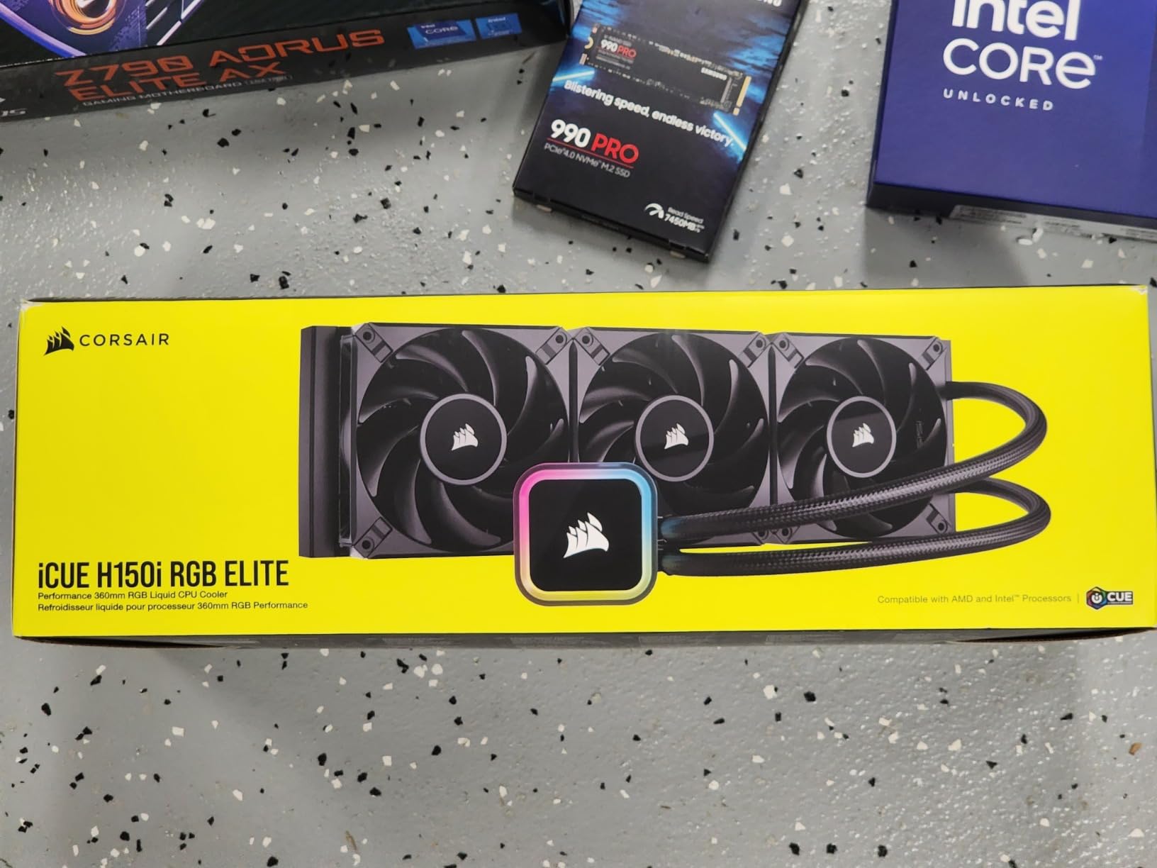Corsair iCUE H150i RGB Elite Liquid CPU Cooler (16 Dynamic RGB LEDs, 120mm AF Elite Series FDB Fans, 360mm Radiator, iCUE Software Compatible, LGA 1700, 1200, 115X, 2066, and AM4 Sockets) Black customer photo 2