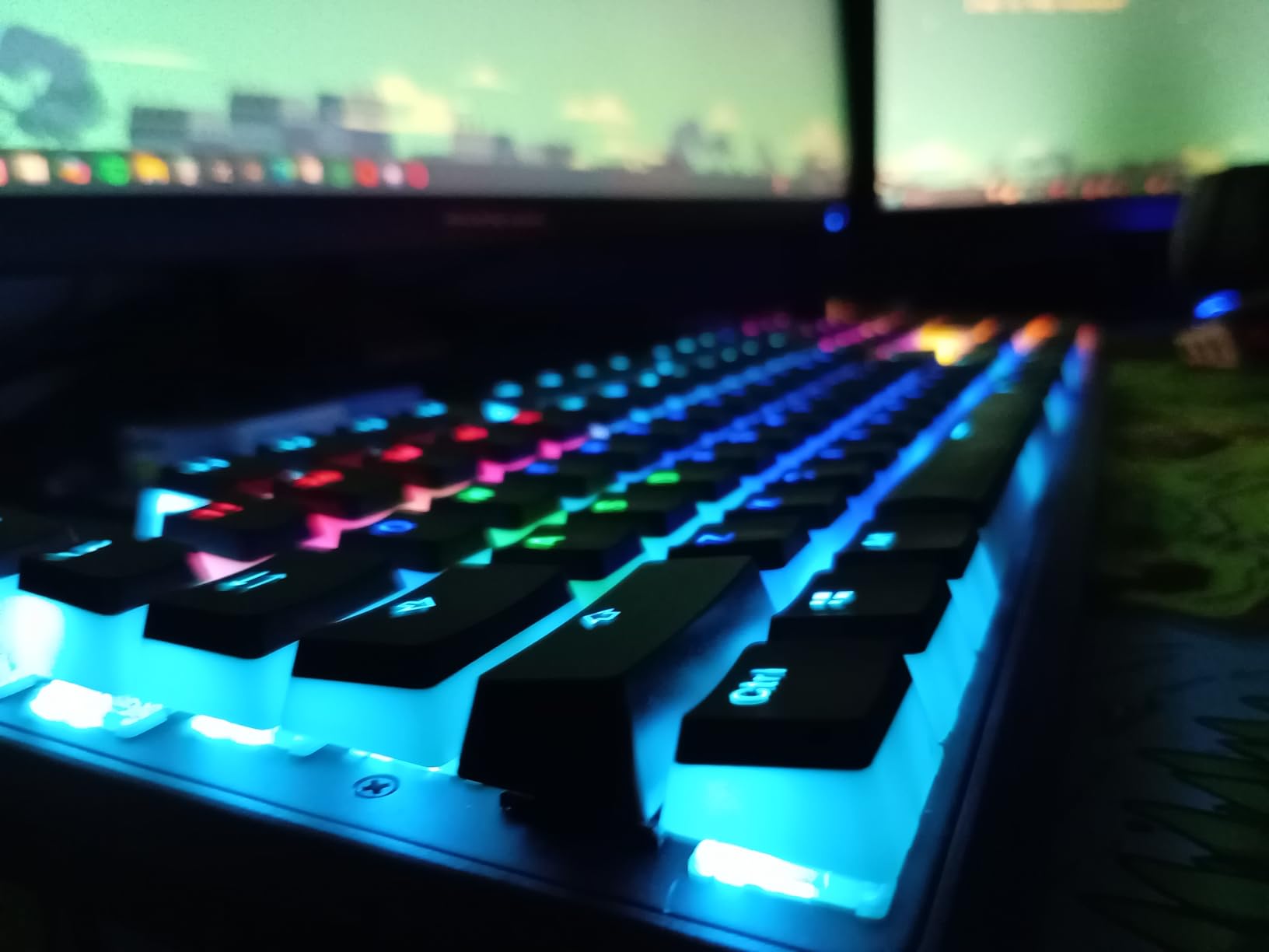 CORSAIR K70 CORE RGB Mechanical Wired Gaming Keyboard with Palmrest - Pre-Lubed MLX Red Linear Switches, SOCD, ABS Double-Shot Keycaps, Sound Dampening, Media Control Dial customer photo 2