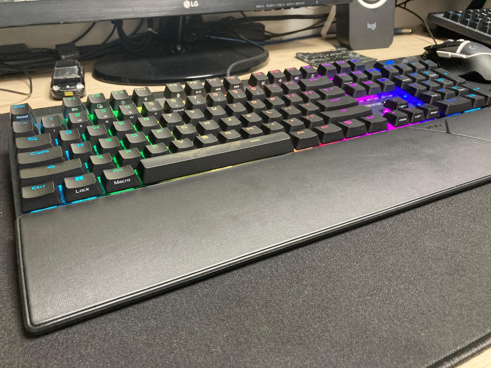 ASUS ROG Strix Scope II Gaming Keyboard, pre-lubed ROG RX Red Linear Optical switches, Sound-dampening Foam, PBT doubleshot keycaps, Streaming hotkeys, Multi-Function Controls, Wrist Rest customer photo 2
