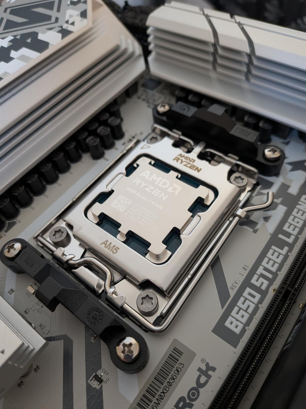 AMD Ryzen 7 8700G 8-Core, 16-Thread Desktop Processor customer photo 1