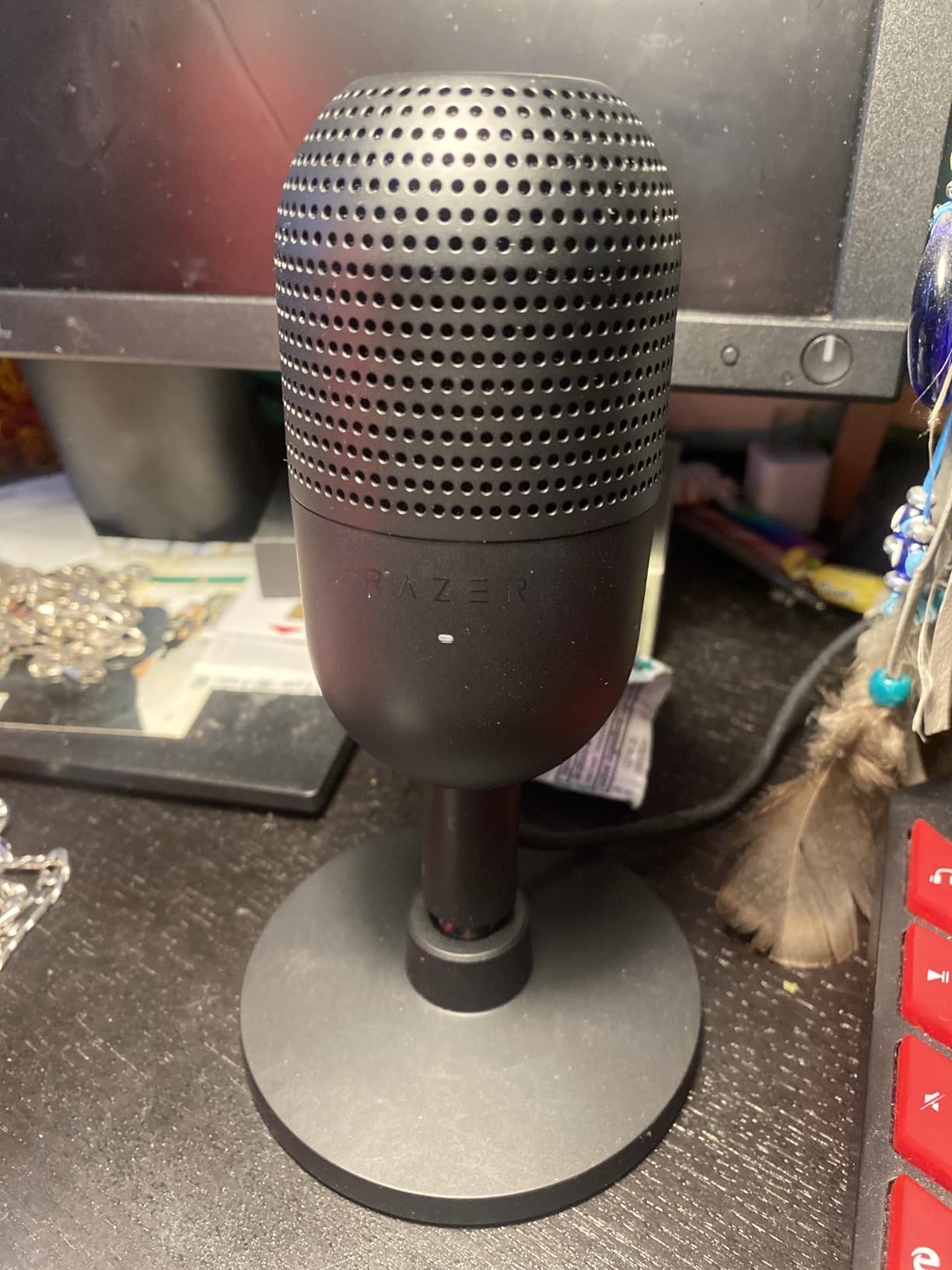 Razer Seiren V3 Mini USB Microphone: Condenser Mic - Supercardioid Pickup Pattern - Tap-to-Mute Sensor with LED Indicator - Shock Absorber - Ultra Compact - PC, Discord, OBS Studio, XSplit - White customer photo 1