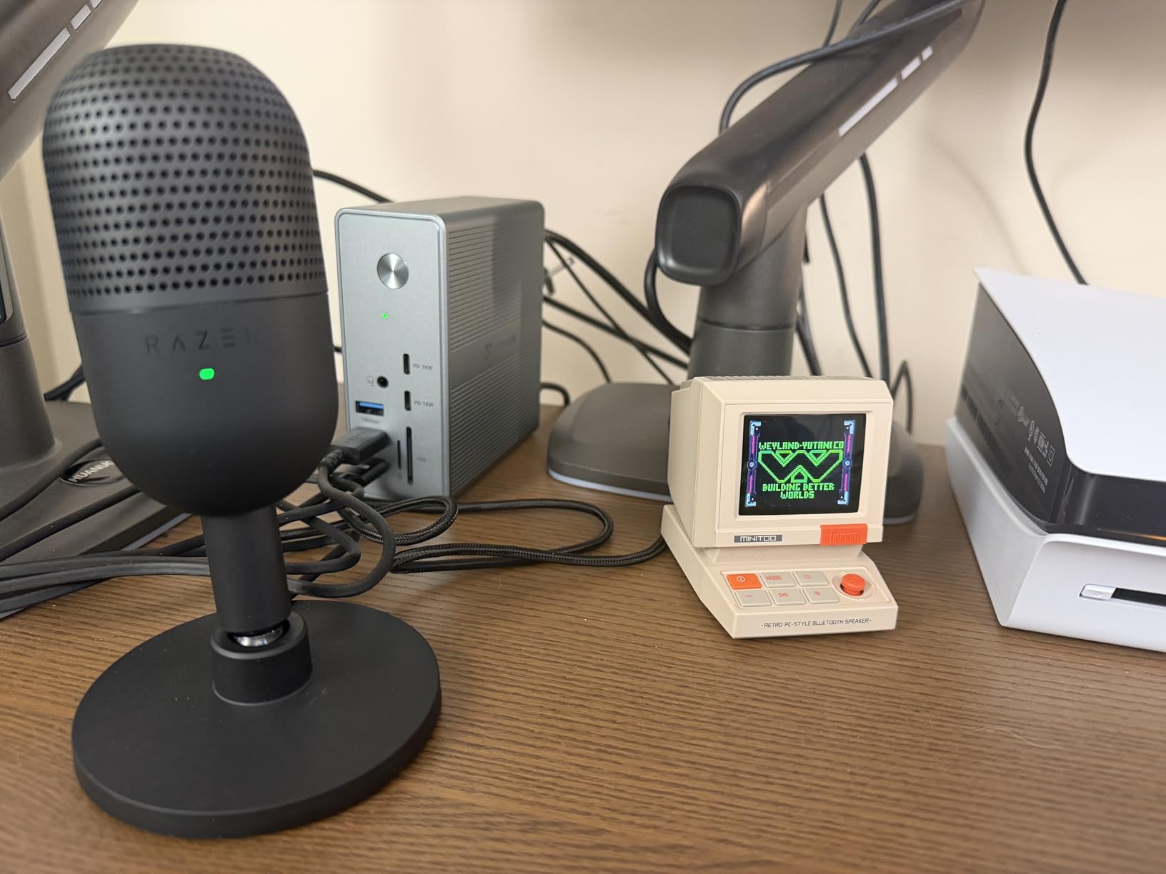Razer Seiren V3 Mini USB Microphone: Condenser Mic - Supercardioid Pickup Pattern - Tap-to-Mute Sensor with LED Indicator - Shock Absorber - Ultra Compact - PC, Discord, OBS Studio, XSplit - White customer photo 2