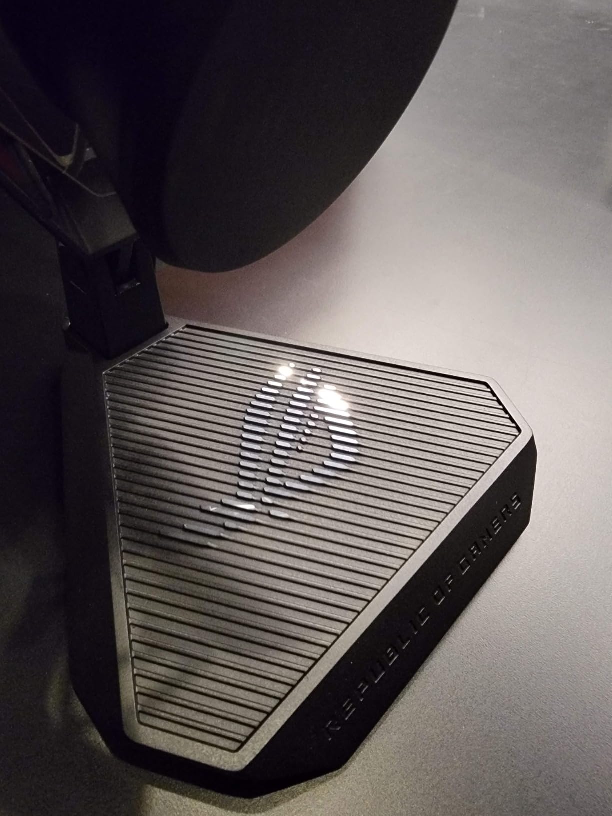 ASUS ROG Carnyx USB Gaming Microphone (25mm Condenser Capsule, 192kHz/24-bit, Cardioid, high-Pass Filter, Built-in pop Filter, Metal Shock Mount, one-Touch Mute, Aura Sync RGB)- Moonlight White customer photo 2