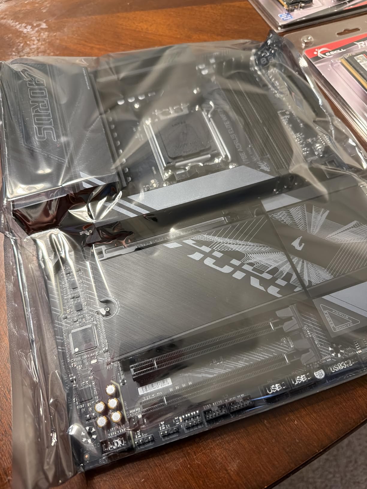 GIGABYTE X870E AORUS Elite WiFi 7 AMD AM5 LGA 1718 Motherboard, ATX, DDR5, 4X M.2, PCIe 5.0, USB4, 2.5GbE LAN, EZ-Latch customer photo 2