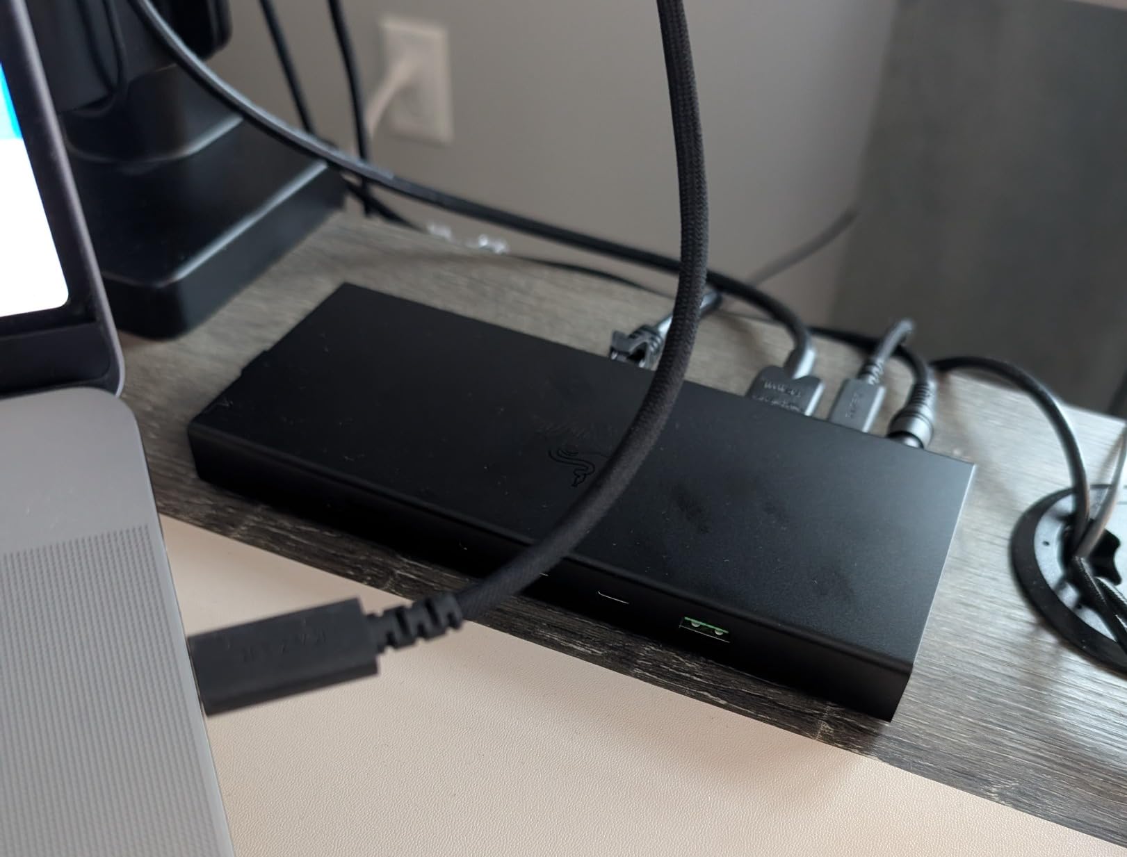 Razer USB 4 Dock: 14 Ports (Type C, Type A, HDMI, DP, Ethernet, SD, 3.5mm) - Dual Monitor Up to 4K 120 Hz - Laptop & Phone Fast Charge - Windows & Mac Compatible - Black customer photo 1