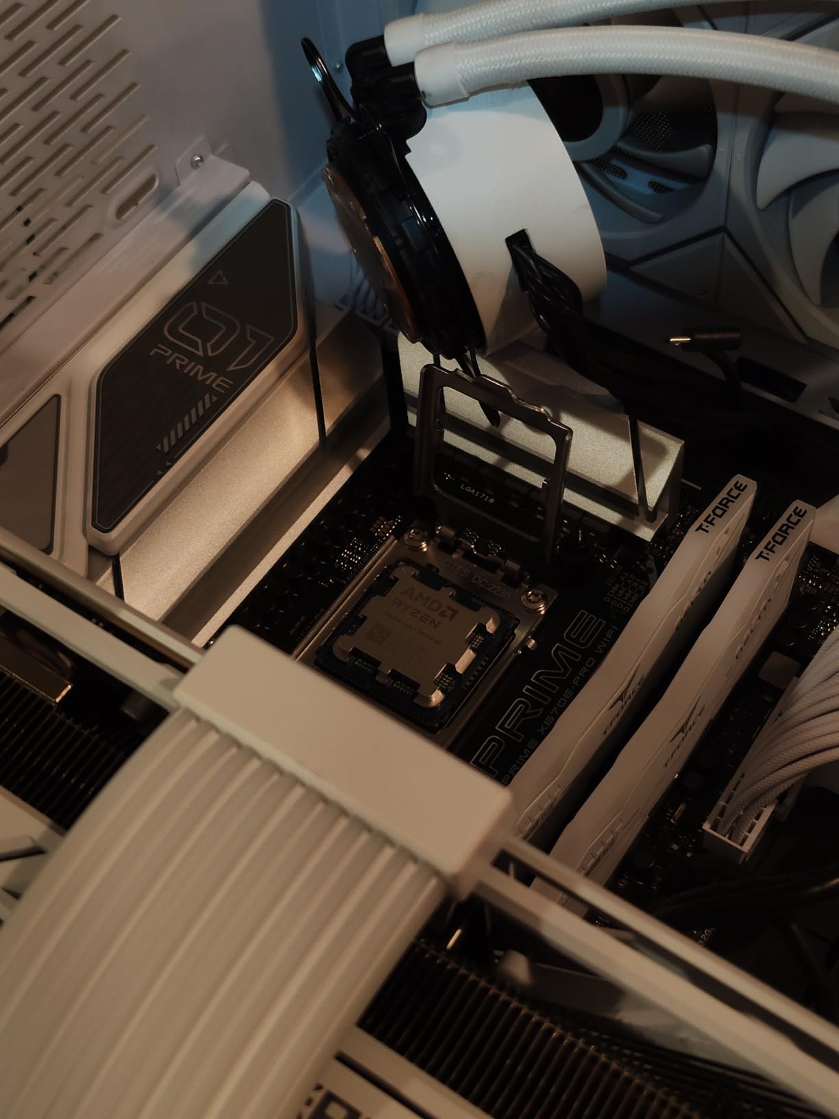 AMD Ryzen 7 9800X3D 8-Core, 16-Thread Desktop Processor customer photo 1