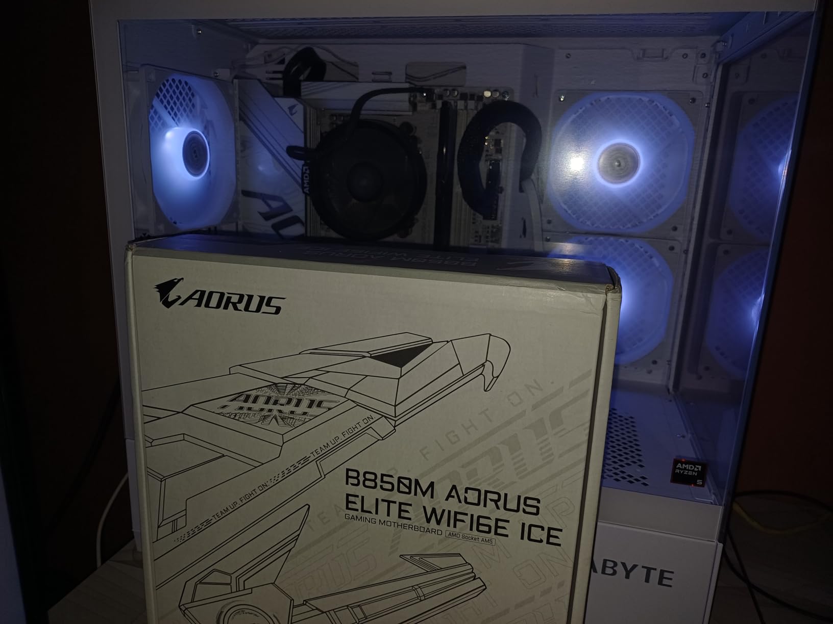 GIGABYTE B850M AORUS Elite WIFI6E ICE AMD AM5 mATX Motherboard, Support AMD Ryzen 9000/8000/7000 Series, DDR5, 12+2+2 Power Phase, 2X M.2, PCIe 5.0, USB-C, WIFI6E, 2.5GbE, EZ-Latch, 5-Year Warranty customer photo 1