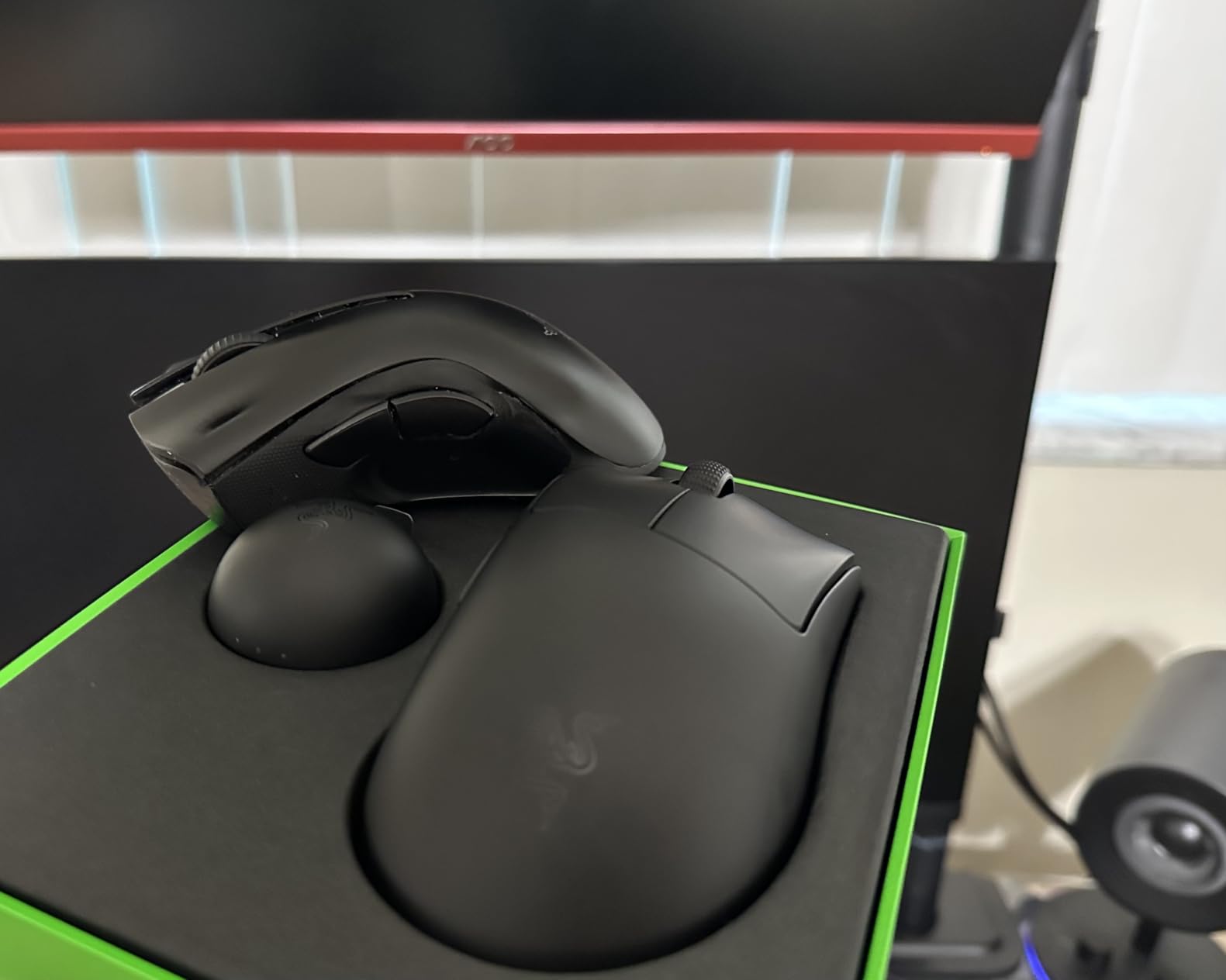 Razer DeathAdder V4 Pro Wireless Gaming Mouse: 56g Lightweight - HyperSpeed Wireless Gen-2 - Optical Scroll Wheel - Optical Switches Gen-4 - Focus Pro 45K Sensor Gen-2 - Up to 150 Hr Battery - Black customer photo 1