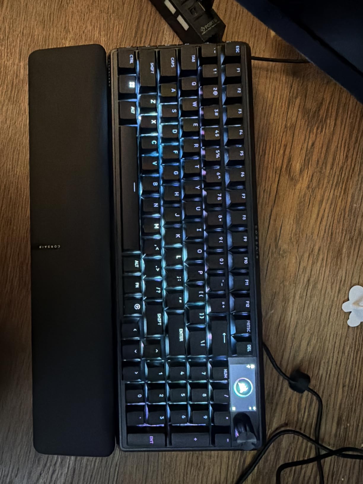 Corsair Vanguard 96 Wired Mechanical Gaming Keyboard - 96% Layout, MLX Fusion Tactile Switches, 8000Hz Polling, LCD Display, Virtual Stream Deck, G-Keys, SOCD Flashtap, QWERTY US - Black customer photo 2