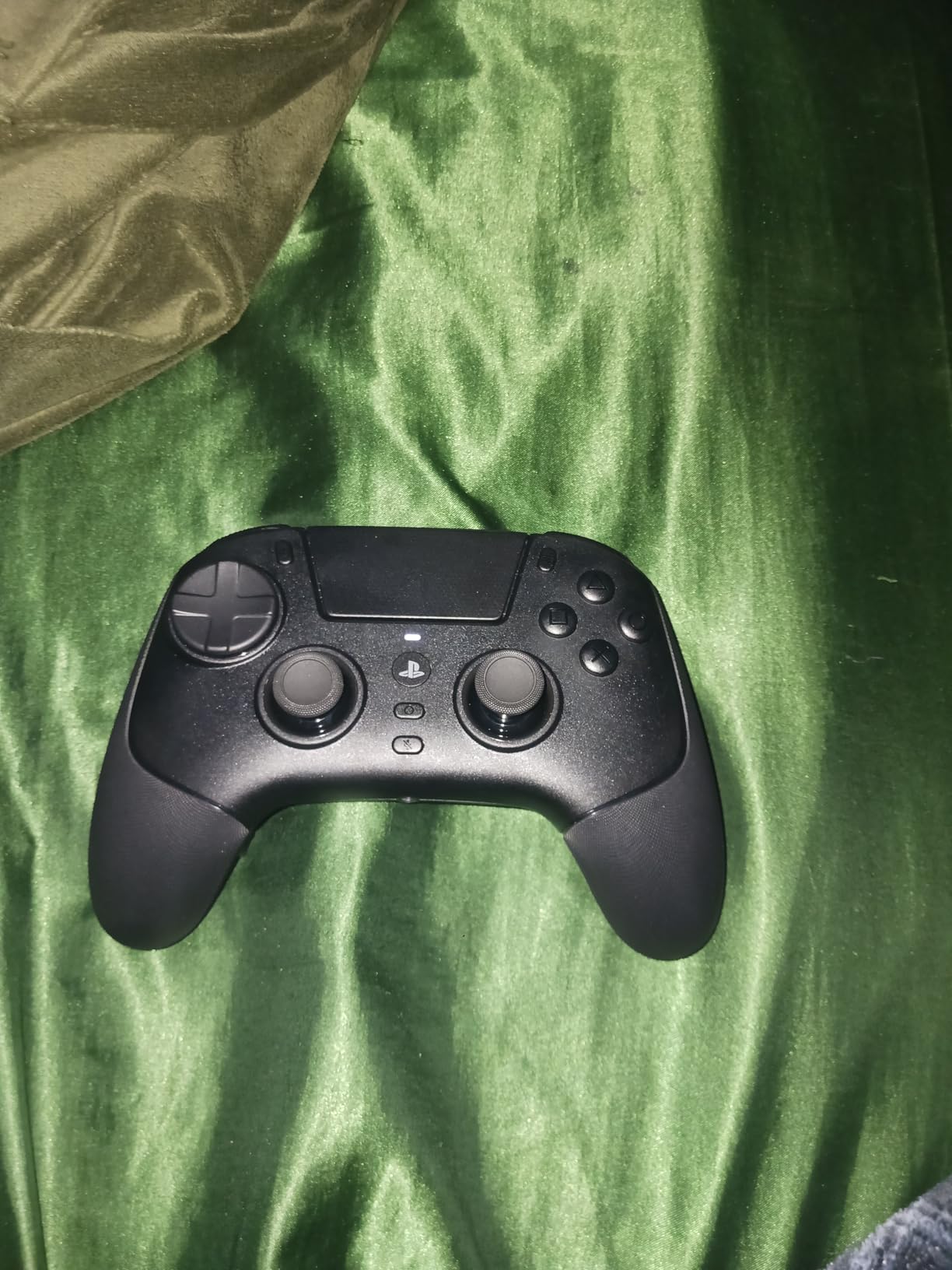 Razer Raiju V3 Pro Wireless Esports Controller - Officially Licensed for PlayStation, Lag-free Esports Grade Performance, 6 Remappable Buttons, TMR Thumbsticks, Fast Triggers, for PS5 & PC - Black customer photo 1