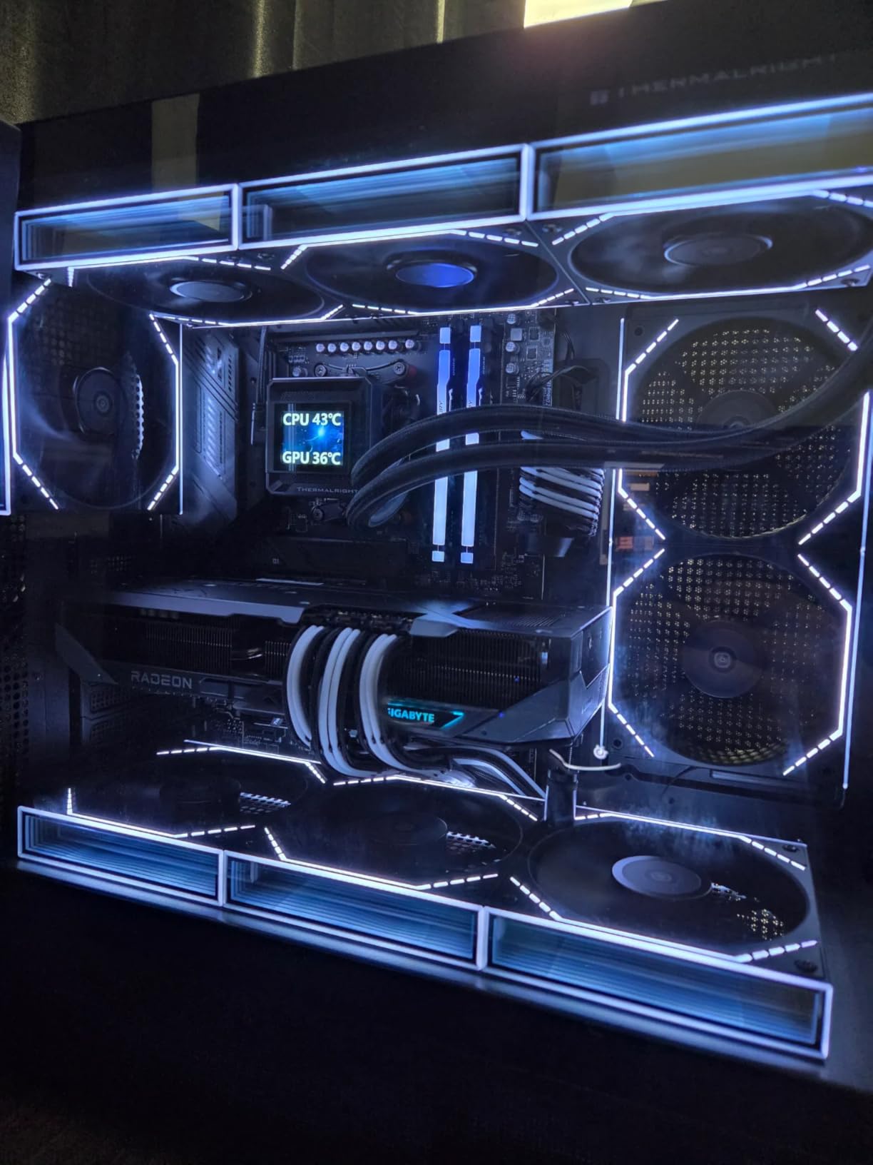 GIGABYTE Radeon RX 9070 XT Gaming OC ICE 16G Graphics Card, 16GB GDDR6, 256-bit, PCIe 5.0 customer photo 2