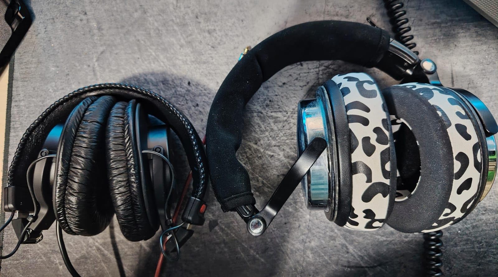 Sony MDR7506 Professional Large Diaphragm Headphone - 40mm drivers with closed-back design for recording, mixing and monitoring customer photo 2