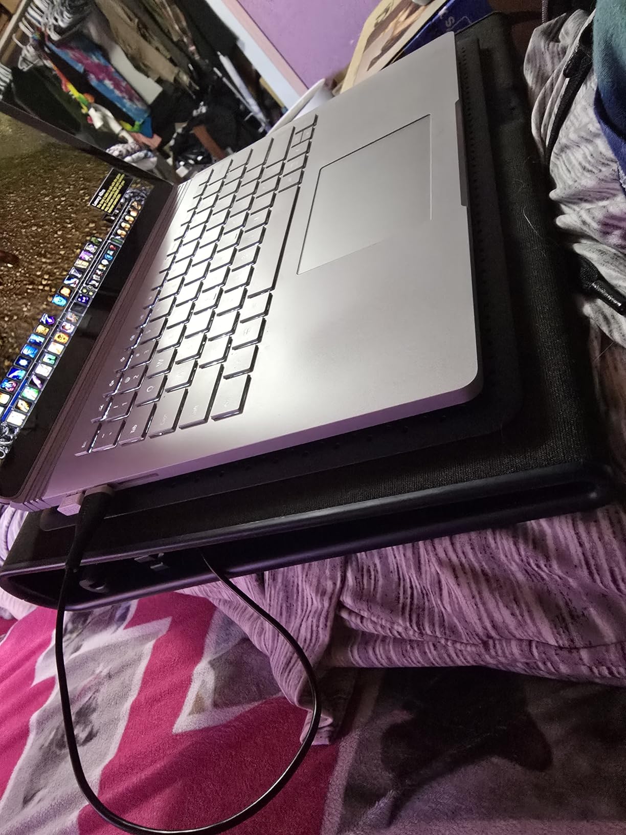 Targus 17 Inch Dual Fan Lap Chill Mat - Soft Neoprene Laptop Cooling Pad for Heat Protection, Fits Most 17 Inch Laptops and Smaller - USB-A Connected Dual Fans for Heat Dispersion (AWE55US) customer photo 1
