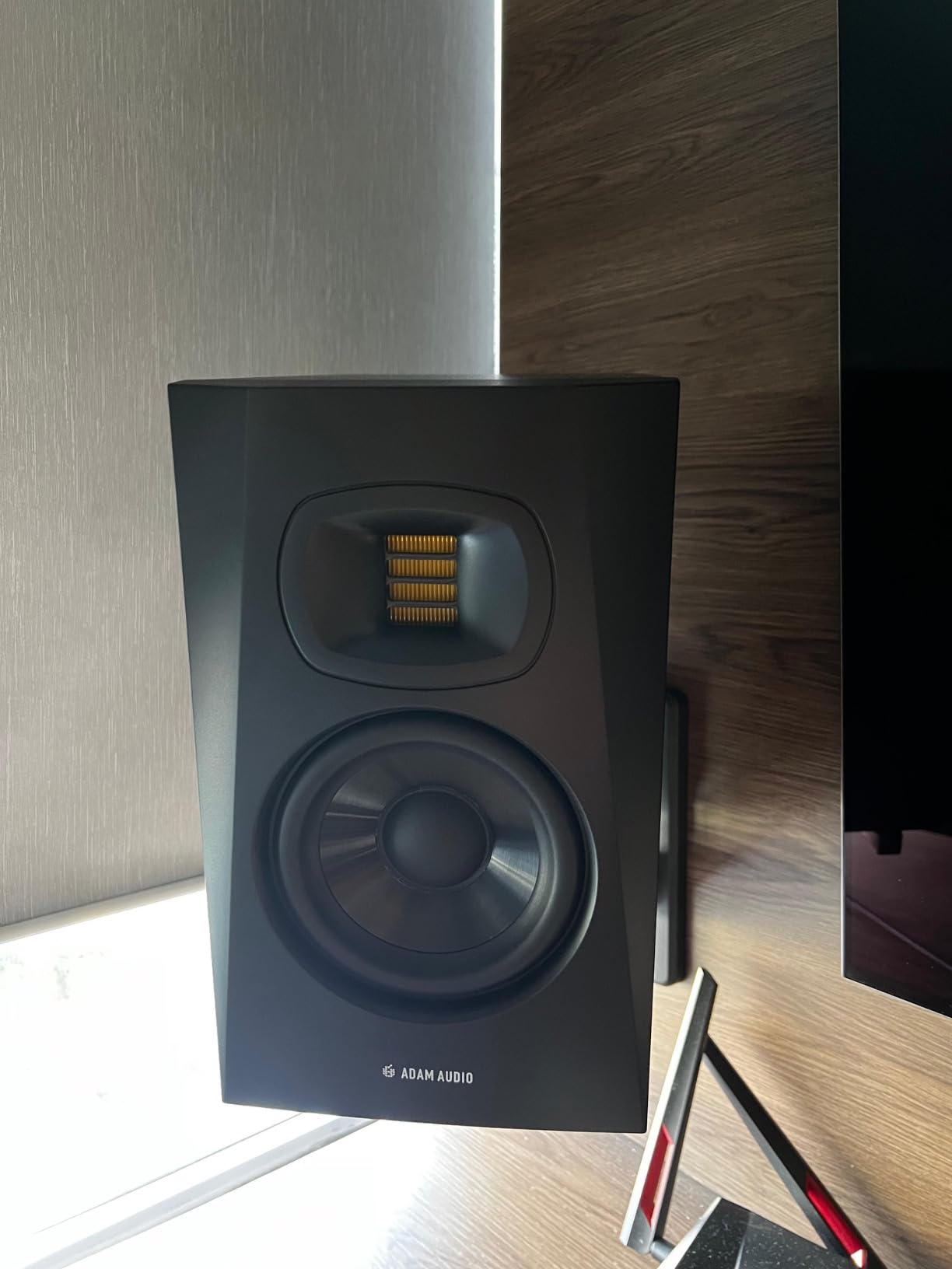 ADAM Audio T5V Studio Monitor for recording, mixing and mastering, Studio Quality Sound (Single) | U-Art 1.9 Tweeter, 5