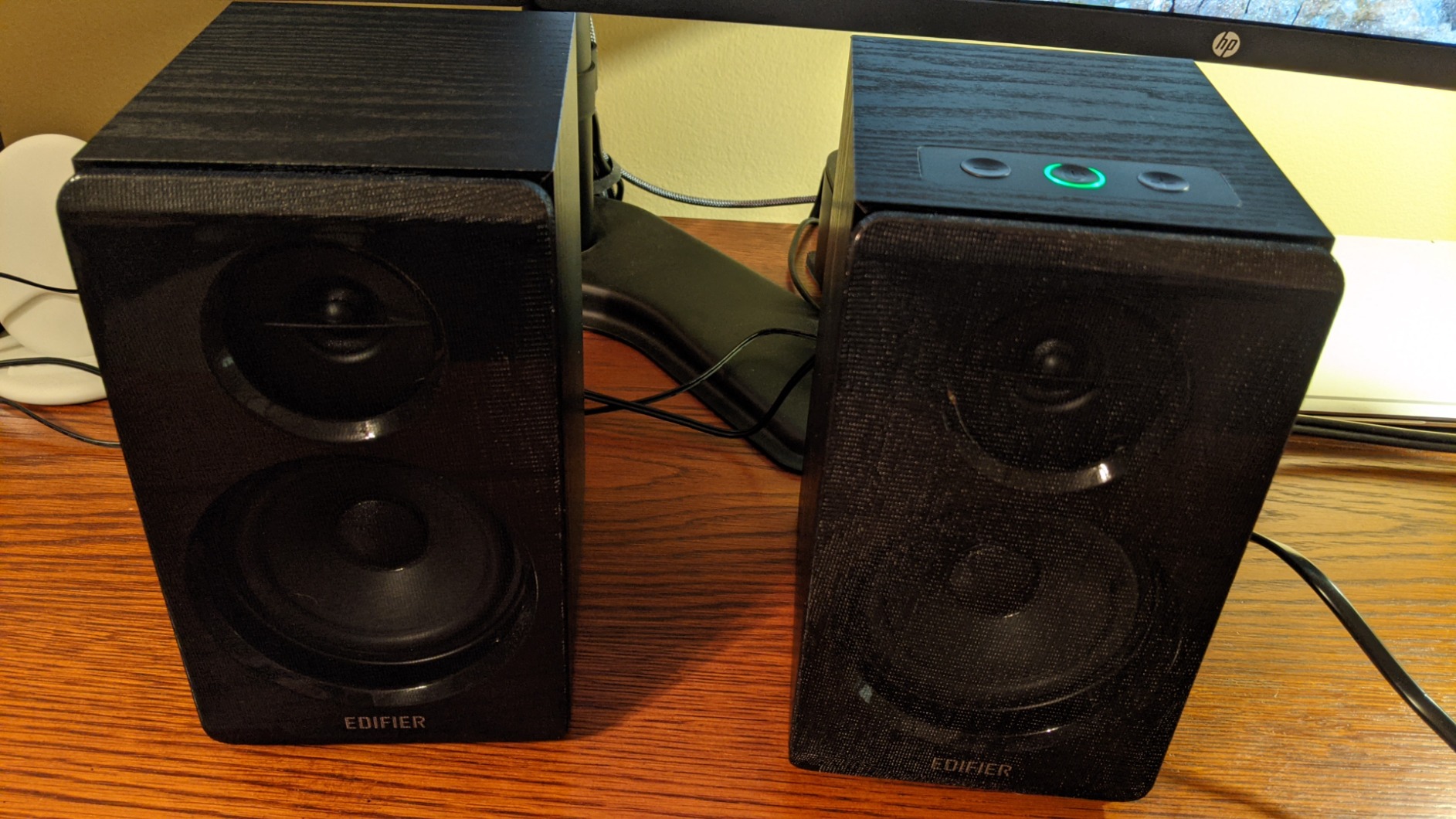 Edifier R33BT Active Bluetooth Computer Speakers - 2.0 Bookshelf Speaker - Powered Studio Monitor, Black - Pair customer photo 1