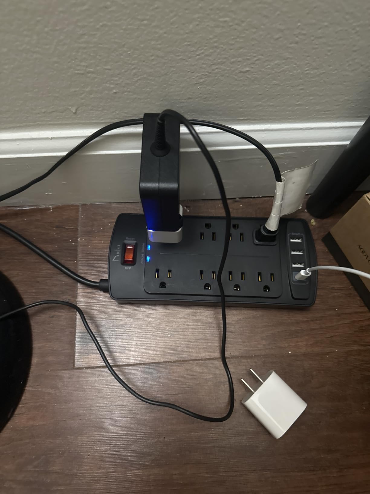 Surge Protector Power Strip - Nuetsa Flat Plug Extension Cord with 8 Outlets and 4 USB Ports, 6 Feet Power Cord, 2700 Joules, ETL Listed, Black customer photo 1