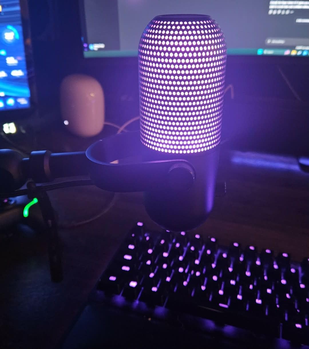 Razer Seiren V2 X USB Condenser Microphone for Streaming and Gaming on PC: Supercardioid Pickup Pattern - Integrated Digital Limiter - Mic Monitoring and Gain Control - Built-in Shock Absorber customer photo 1