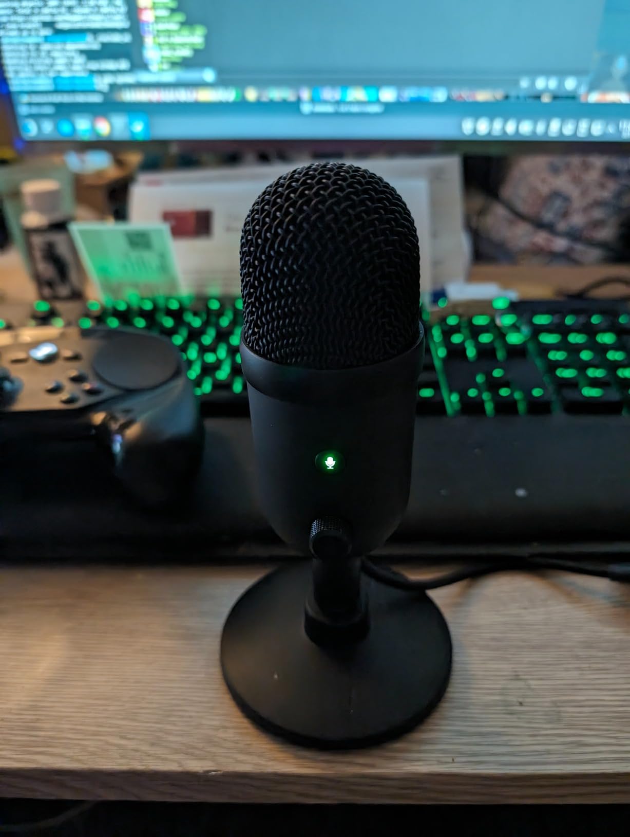 Razer Seiren V2 X USB Condenser Microphone for Streaming and Gaming on PC: Supercardioid Pickup Pattern - Integrated Digital Limiter - Mic Monitoring and Gain Control - Built-in Shock Absorber customer photo 2
