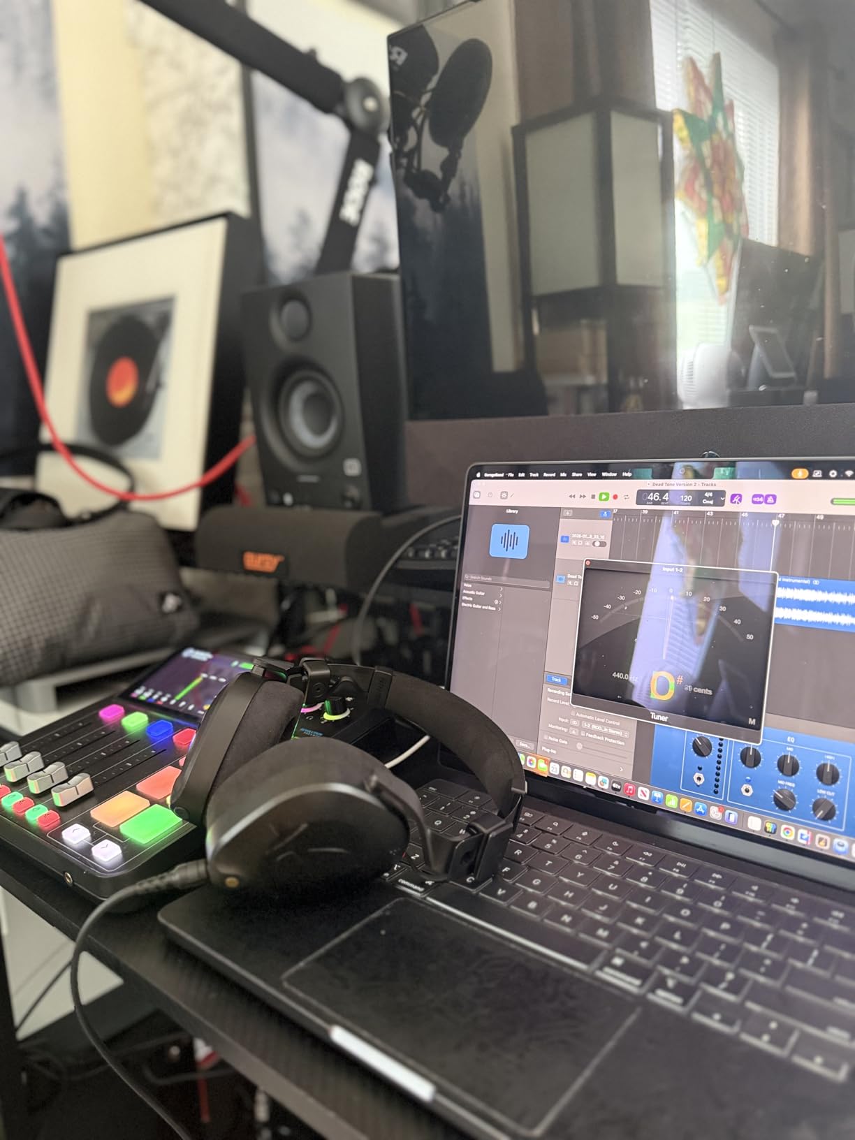 RØDECaster Duo Compact All-in-One Audio Production Solution for Podcasting customer photo 2