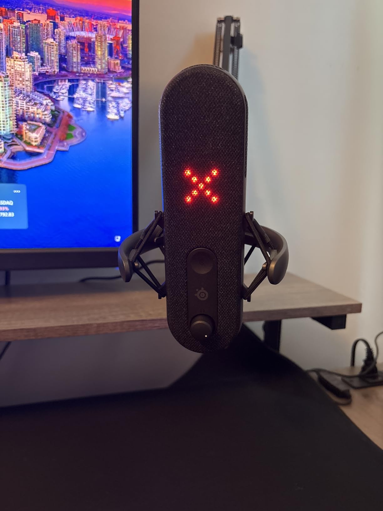 SteelSeries Alias USB Mic for PC - 3x Bigger Capsule for Gaming, Streaming and Podcasting - Sonar for Streamers Audio Software - AI Noise Cancelling - LED Mute & Level Monitoring - Shock Mount customer photo 1