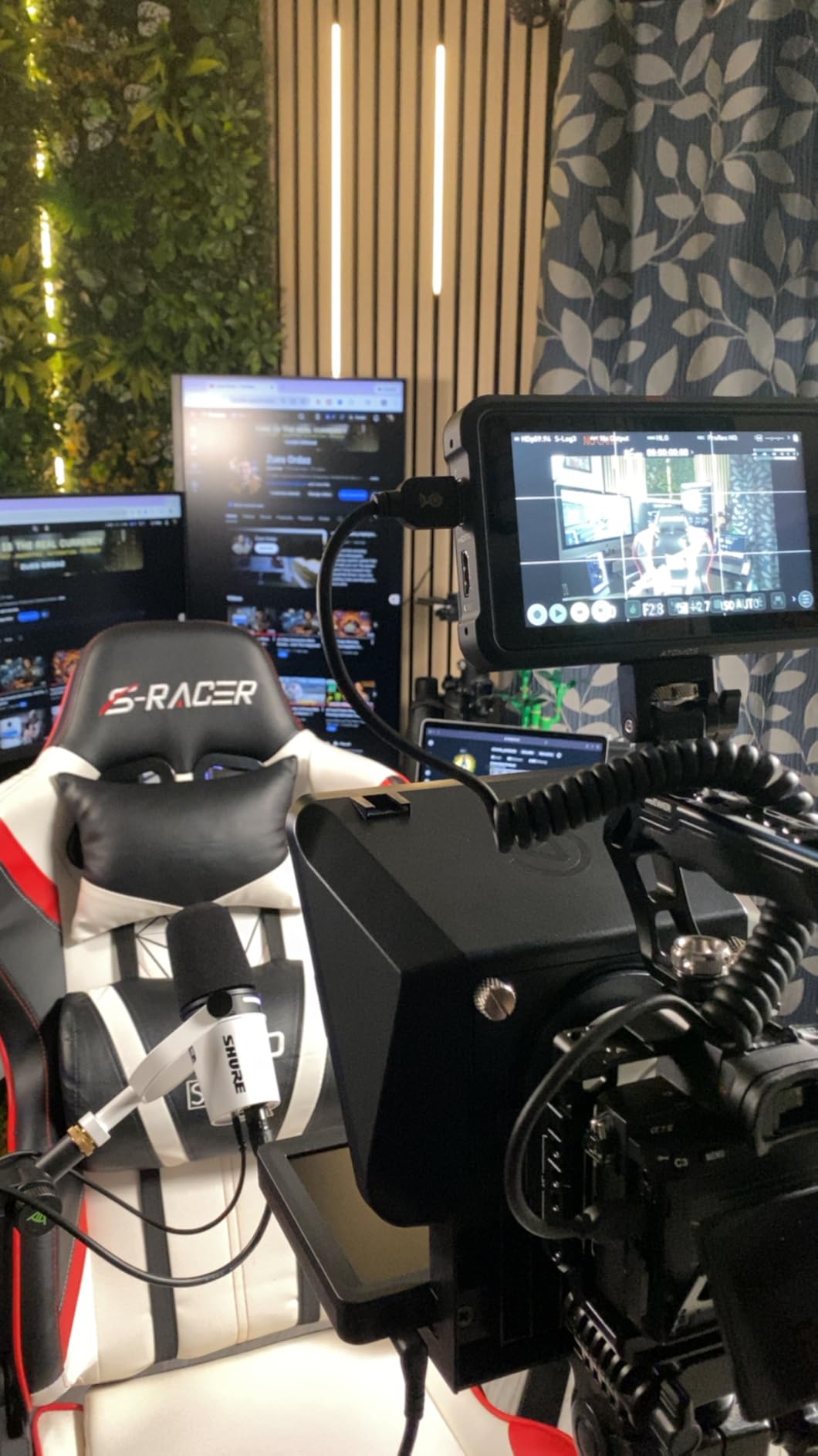 Elgato Prompter, Teleprompter with Built-in Screen | Drag-and-drop display, Supports DSLR, webcam, smartphone, Read chat or scripts, Works with Mac, PC, Stream Deck customer photo 1