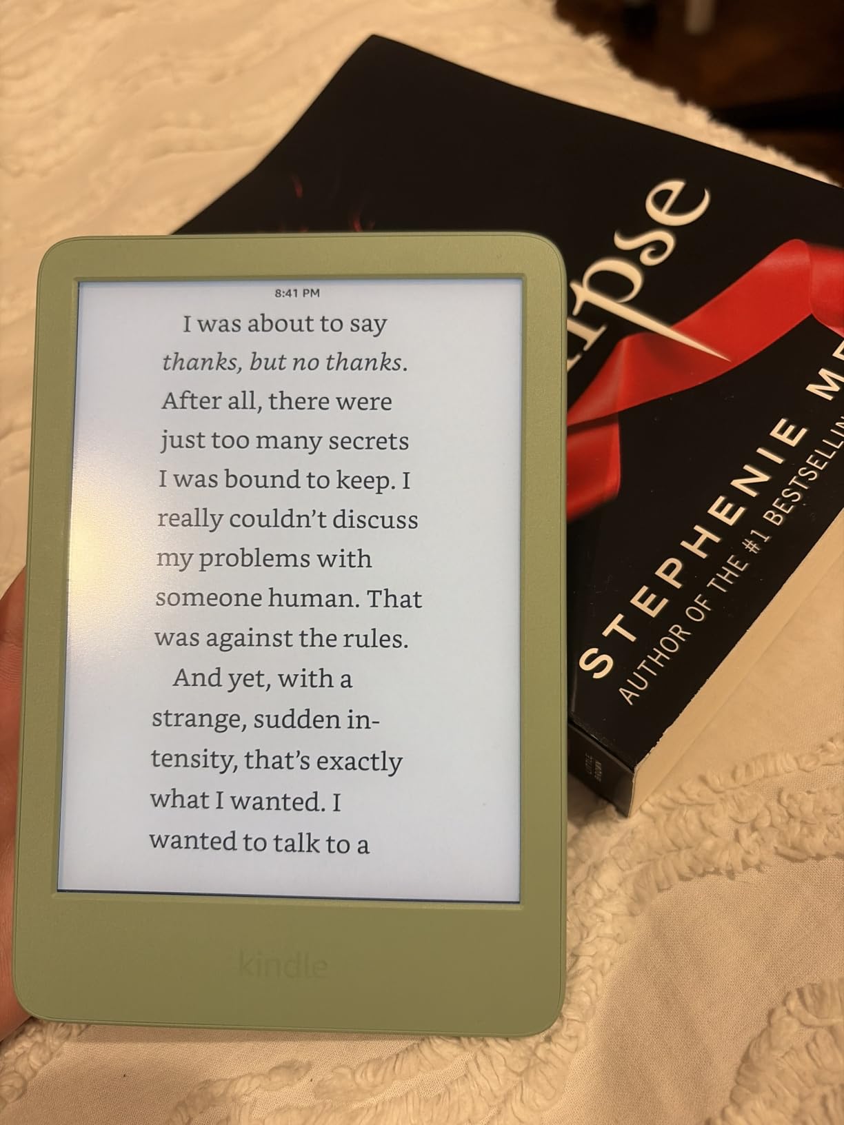 Kindle 16 GB (newest model) - Lightest and most compact Kindle, now with faster page turns, and higher contrast ratio, for an enhanced reading experience - Matcha customer photo 1