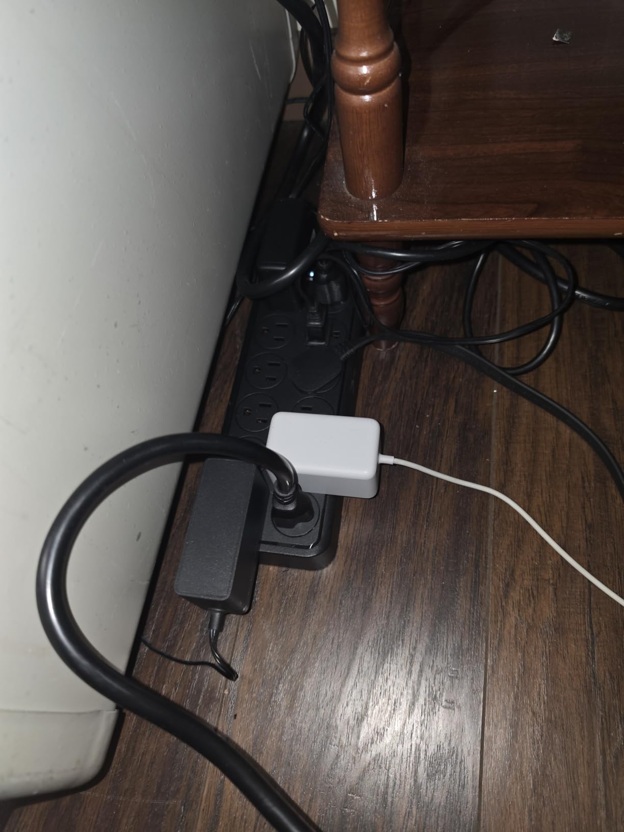 Amazon Basics 12-Outlet Surge Protector Power Strip, 4000 Joules, 8ft Extension Cord, Rectangle, for Home, Office, Gaming Room, Black customer photo 2