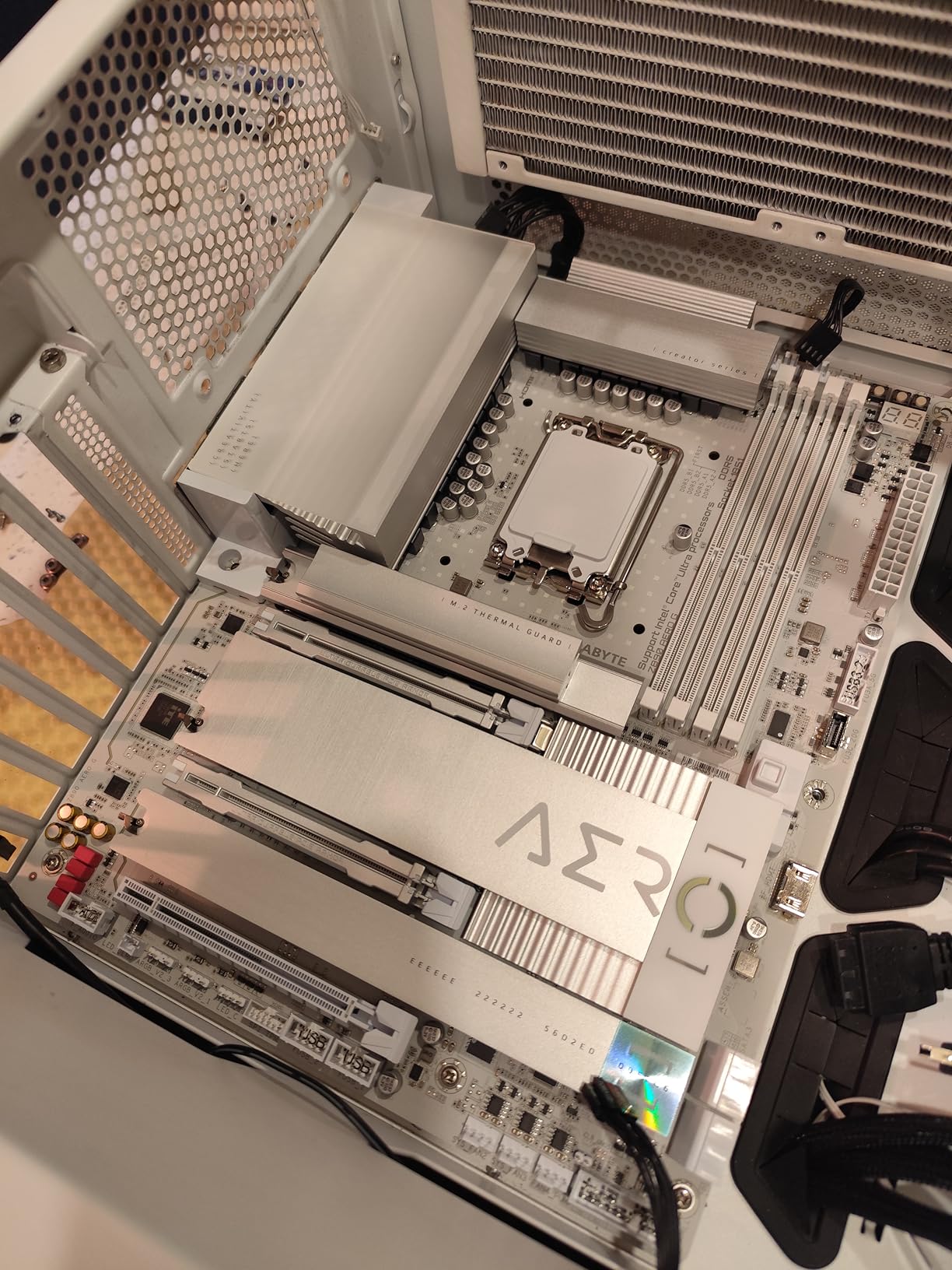 GIGABYTE Z890 AERO G Intel Core Ultra (Series 2) LGA 1851 Motherboard, ATX, DDR5, 5xM.2, PCIe 5.0, Thunderbolt 4, WIFI7, Dual 2.5Gbe LAN, EZ-Latch customer photo 1