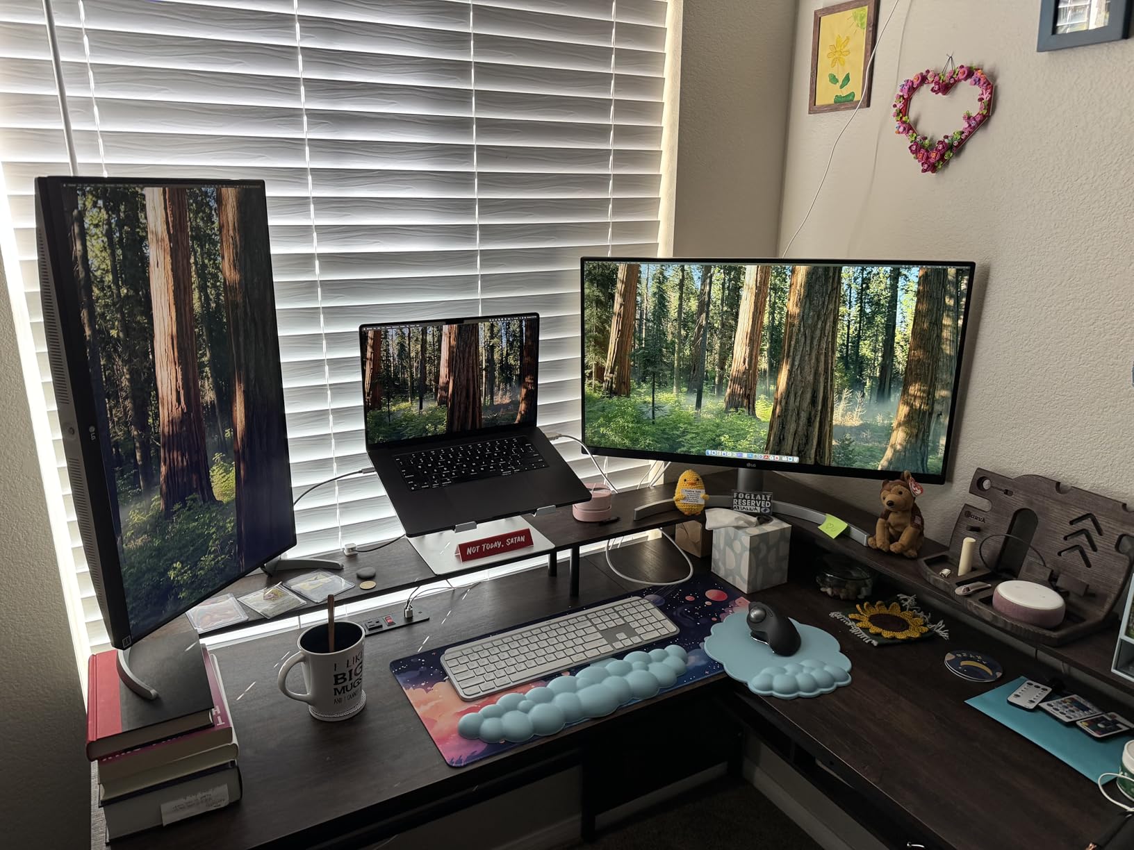 LG 27UP650K-W 27-inch Ultrafine 4K UHD IPS Computer Monitor, DisplayHDR 400, 95% DCI-P3 customer photo 2