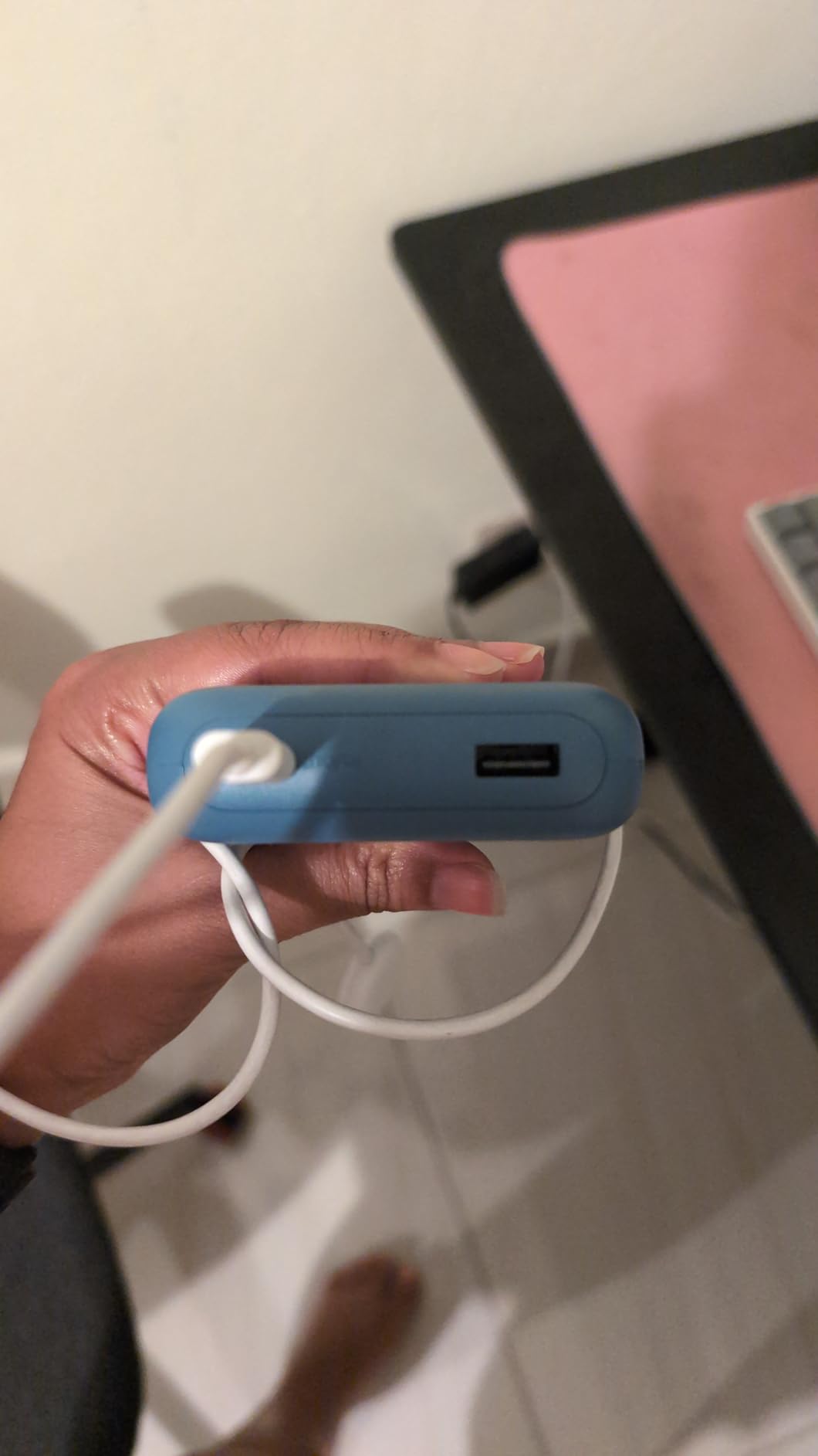 Belkin Power Bank with Integrated Cable, Fast Charging USB-C, 20000 mAh 30W, Portable Charger USB C for iPhone 17, Air, Pro, Pro Max, iPad, AirPods, Apple Watch, Galaxy S25, & More - Black customer photo 2