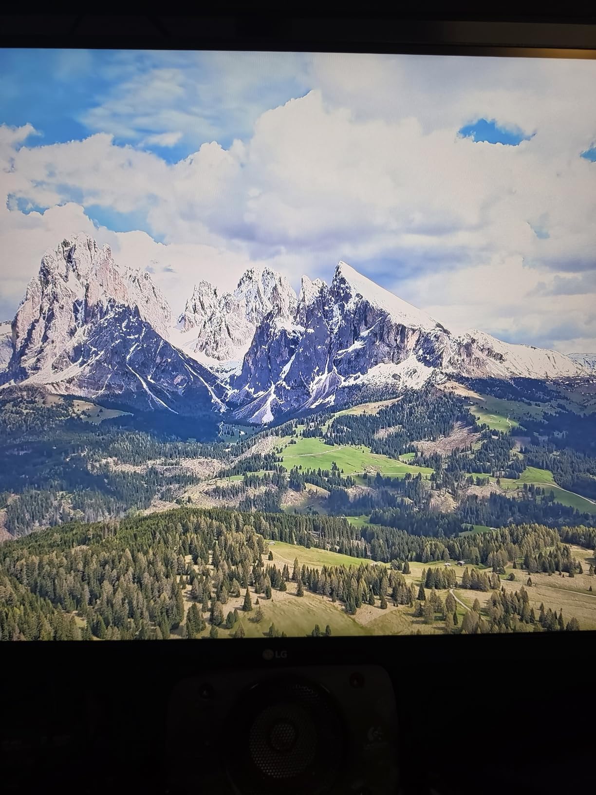 LG 32UR550K-B 32-inch Ultrafine 4K UHD (3840 x 2160) Computer Monitor, HDR10, 60Hz, HDMI, DisplayPort, Tilt/Height/Pivot Adjustable Stand, Black | 31.5in 4K UHD Va Monitor, Dci-P3 90% customer photo 2