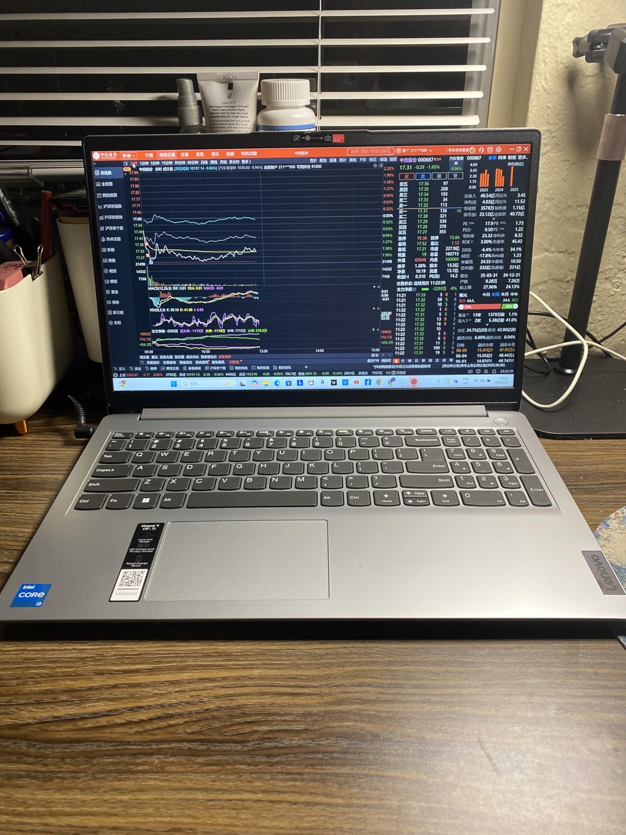 Lenovo 24