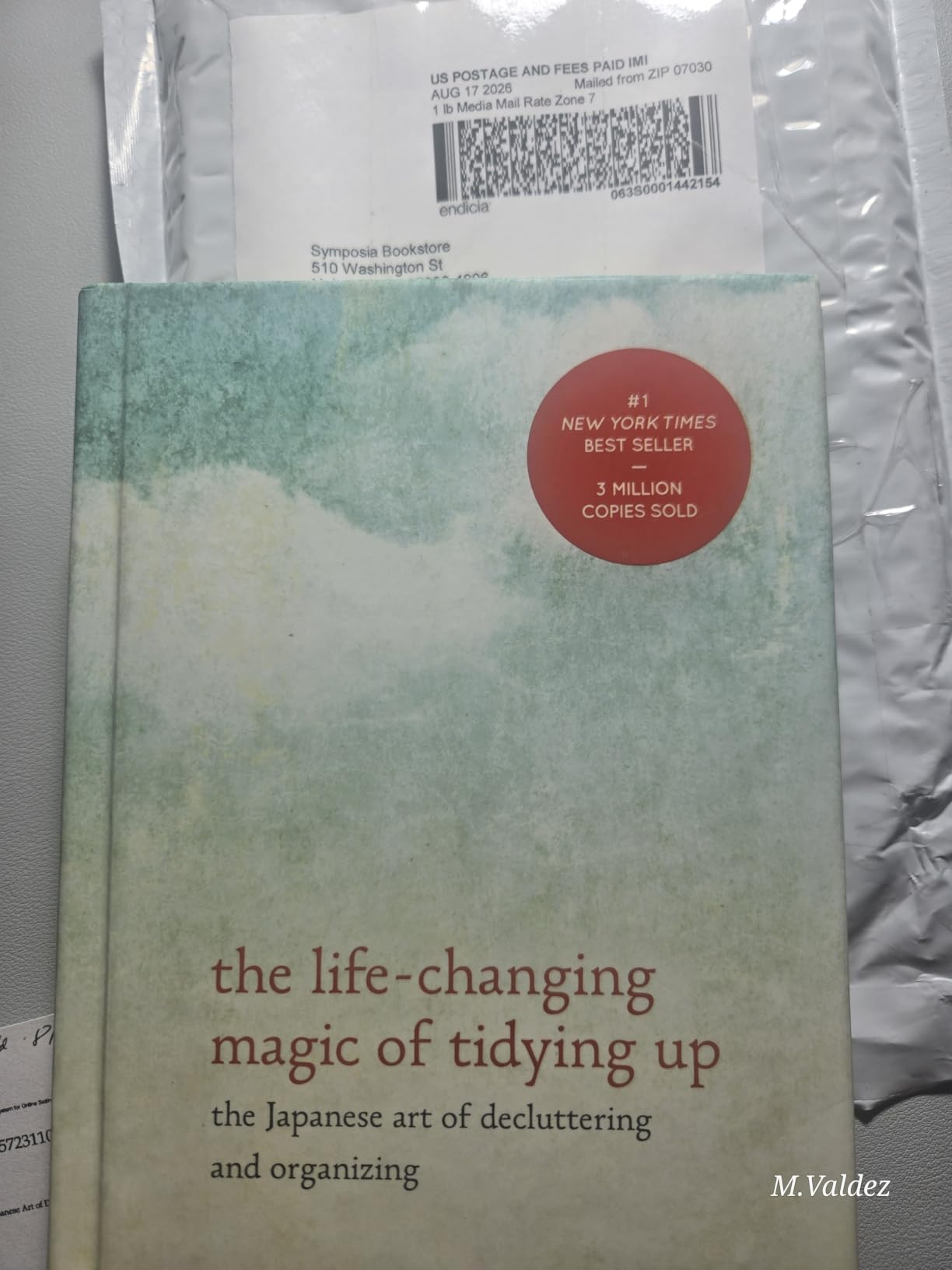 The Life-Changing Magic of Tidying Up: The Japanese Art of Decluttering and Organizing customer photo 2