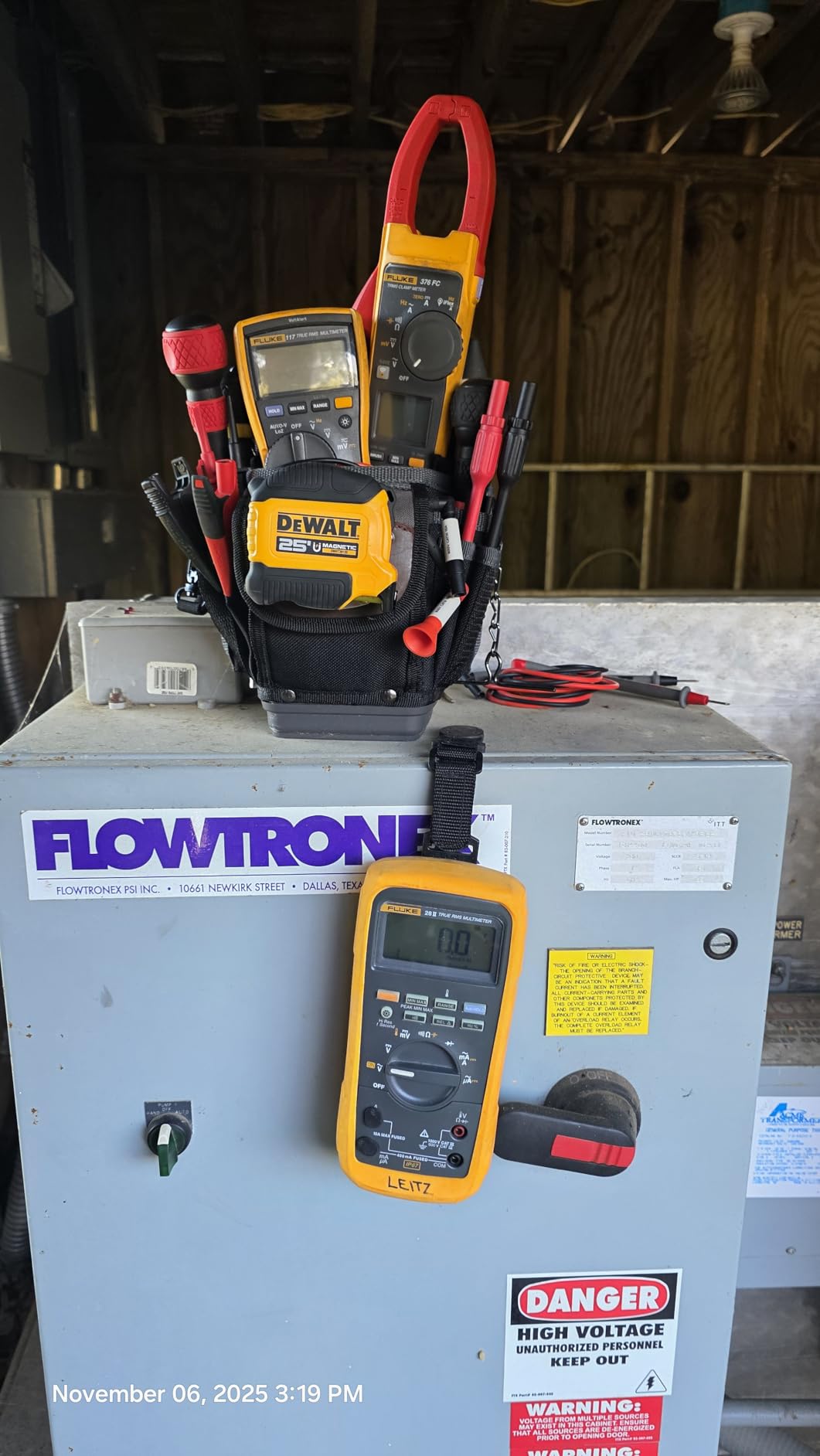 Fluke 117 Digital Multimeter, Non-Contact AC Voltage Detection, Measures Resistance/Continuity/Frequency/Capacitance/Min Max Average, Automatic AC/DC Selection, Low Impedance Mode customer photo 2