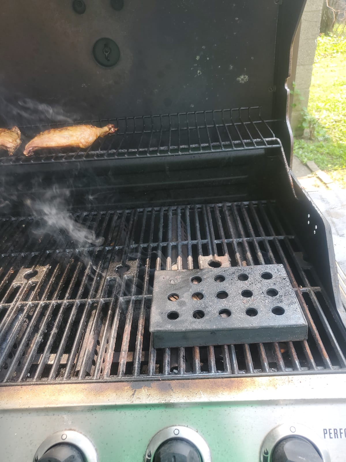 Outset Q177 Smoker Gas Grill, 5.25 x 8.25 x 1.25 inch, Wood Chip Smoking Box: Cast Iron customer photo 1