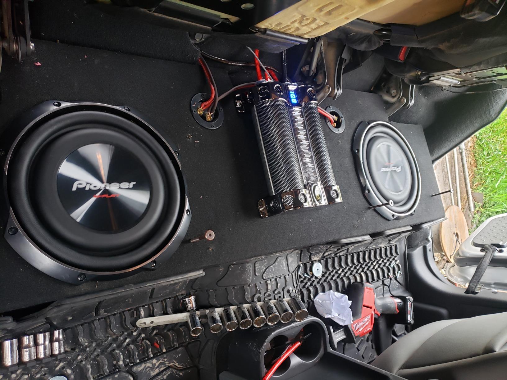 BOSS Audio Systems CAP18, 18 Farad Car Capacitor, Energy Storage customer photo 1