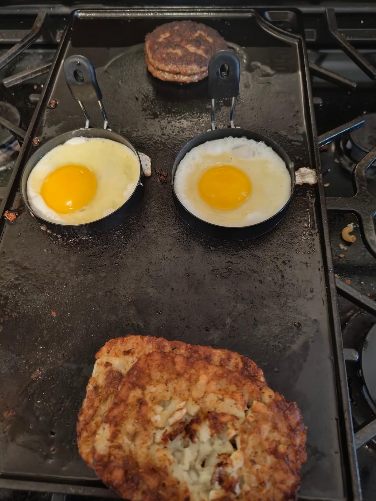 Lodge Reversible Cast Iron Grill/Griddle Pan, 16.75 x 9.5 Inches | Dual-Sided Double Burner Griddle for BBQ, Eggs, Pancakes & Burgers, PFAS-Free, Flat Top Cookware, Made in USA customer photo 2